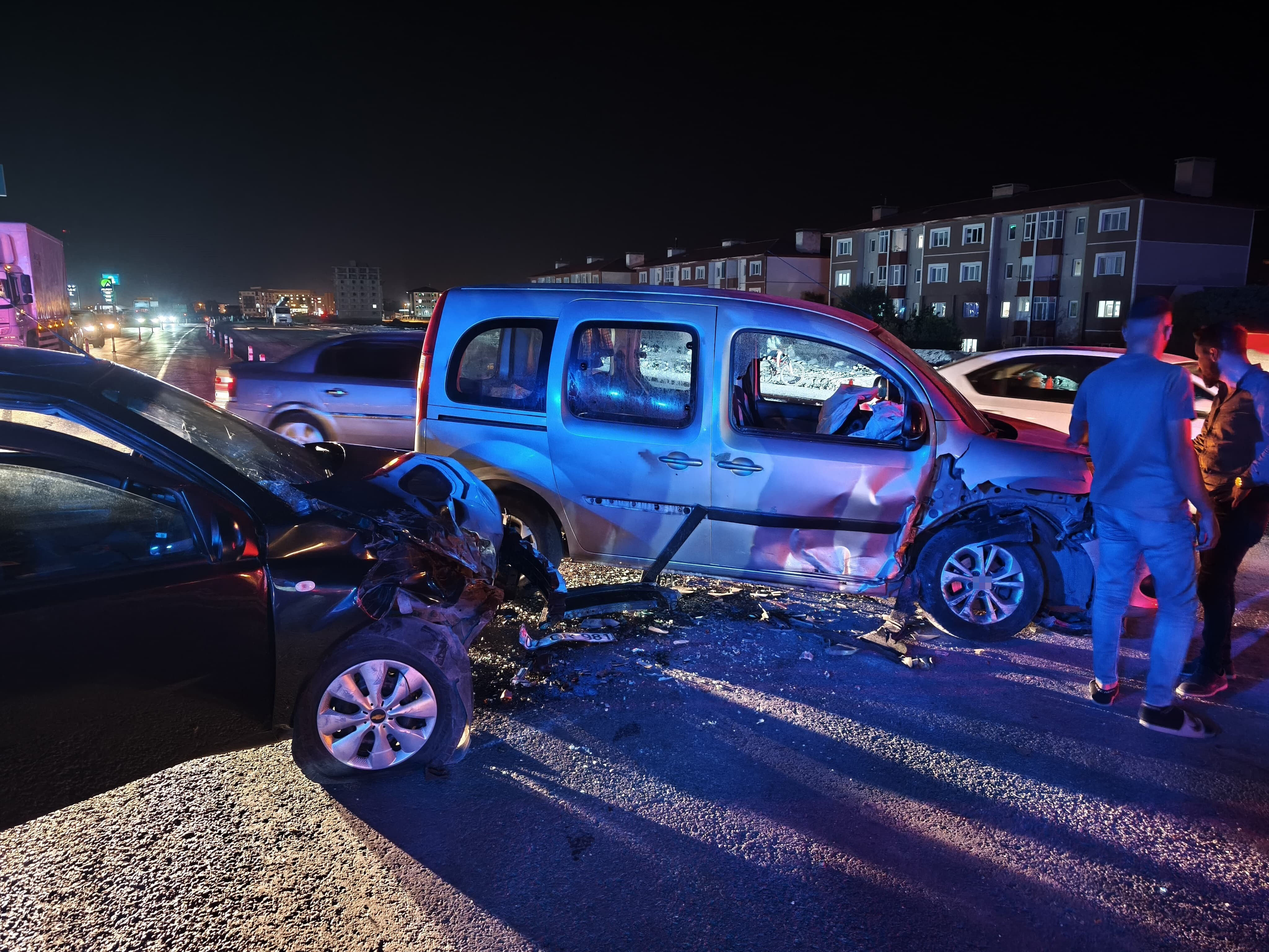 Yol çalışması sırasında iki araç çarpıştı! Korkunç kazada 6’sı çocuk 14 kişi yaralandı Yol çalışması sırasında iki araç çarpıştı! Korkunç kazada 6’sı çocuk 14 kişi yaralandı - 2. Resim