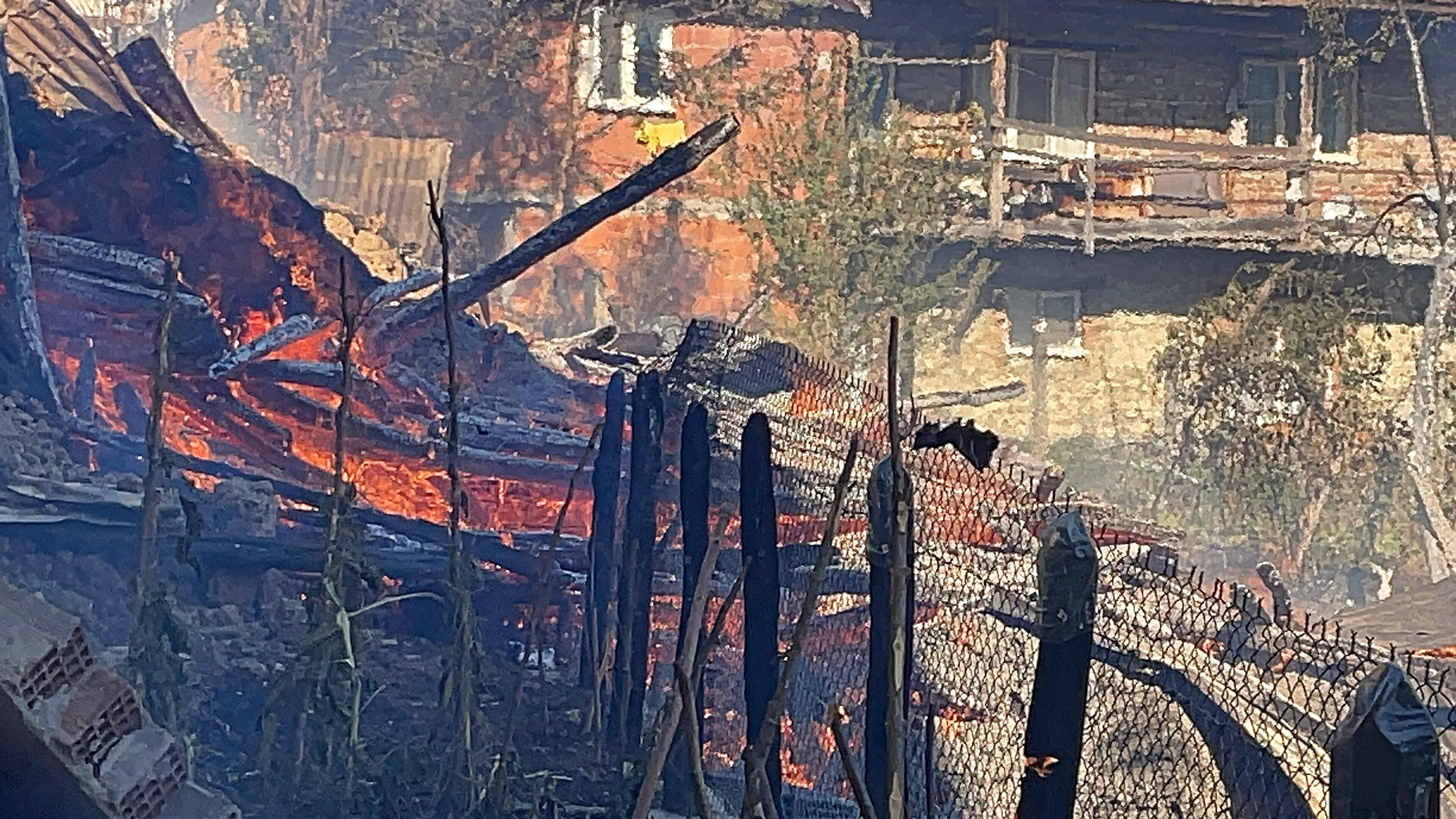 2 saatte 8 ayrı noktada alevler yükseldi! Yangınlara karşı zamanla yarıştılar, her şey kül oldu 2 saatte 8 ayrı noktada alevler yükseldi! Yangınlara karşı zamanla yarıştılar, her şey kül oldu - 3. Resim