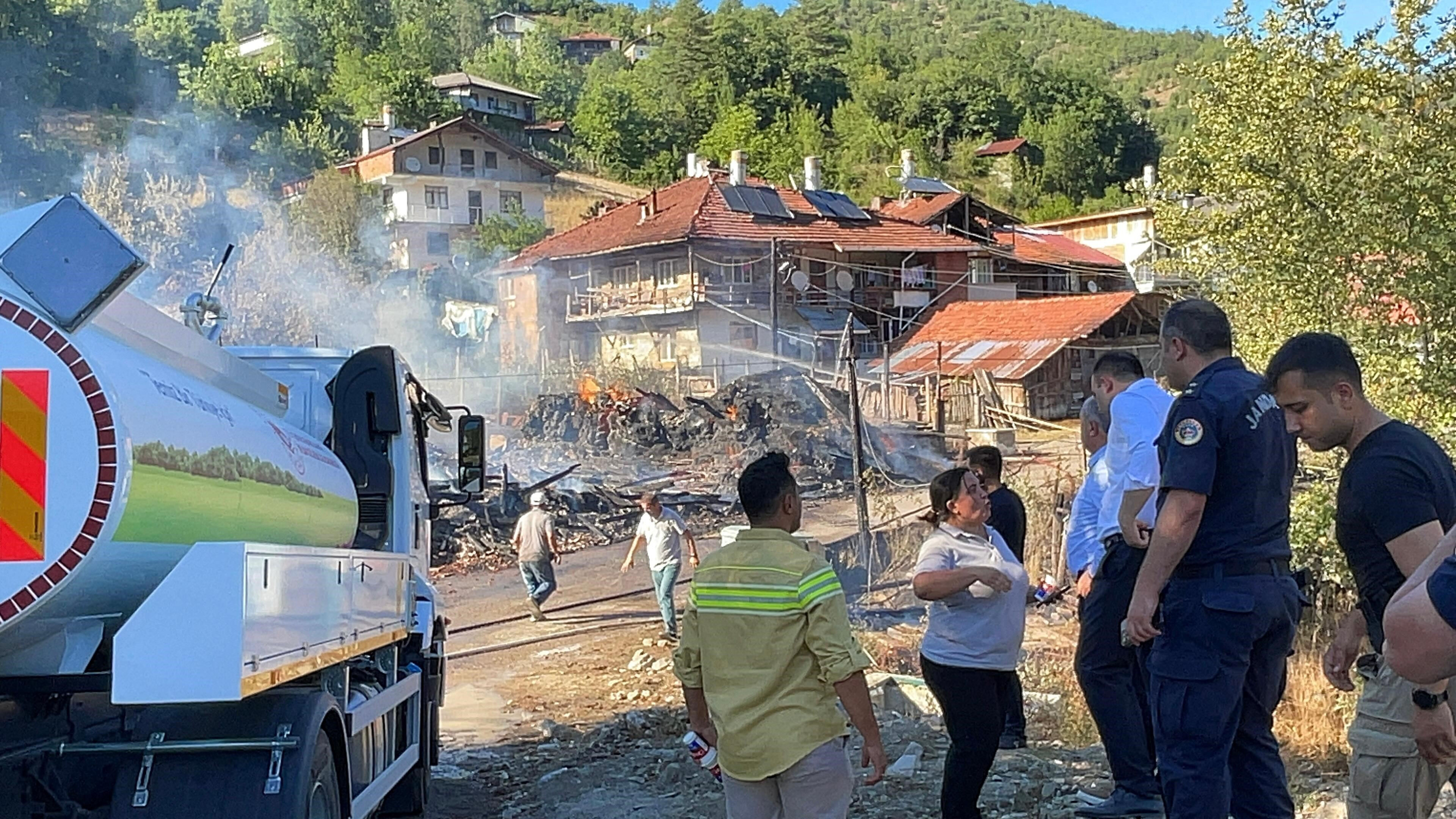 2 saatte 8 ayrı noktada alevler yükseldi! Yangınlara karşı zamanla yarıştılar, her şey kül oldu 2 saatte 8 ayrı noktada alevler yükseldi! Yangınlara karşı zamanla yarıştılar, her şey kül oldu - 1. Resim