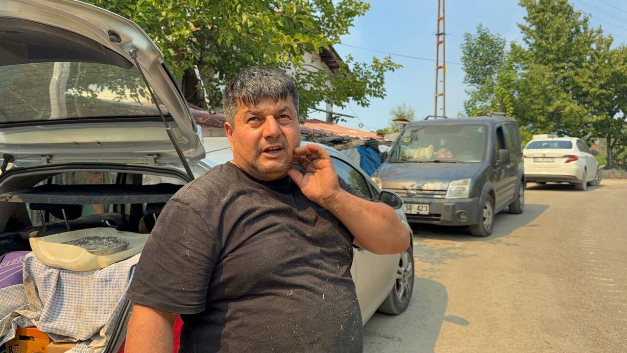 Alevler kapılarına dayandı, eşyalarını alıp köyü terk ettiler Alevler kapılarına dayandı, eşyalarını alıp köyü terk ettiler - 3. Resim