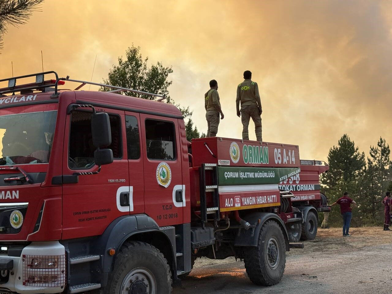 Alevler kapılarına dayandı, eşyalarını alıp köyü terk ettiler Alevler kapılarına dayandı, eşyalarını alıp köyü terk ettiler - 1. Resim