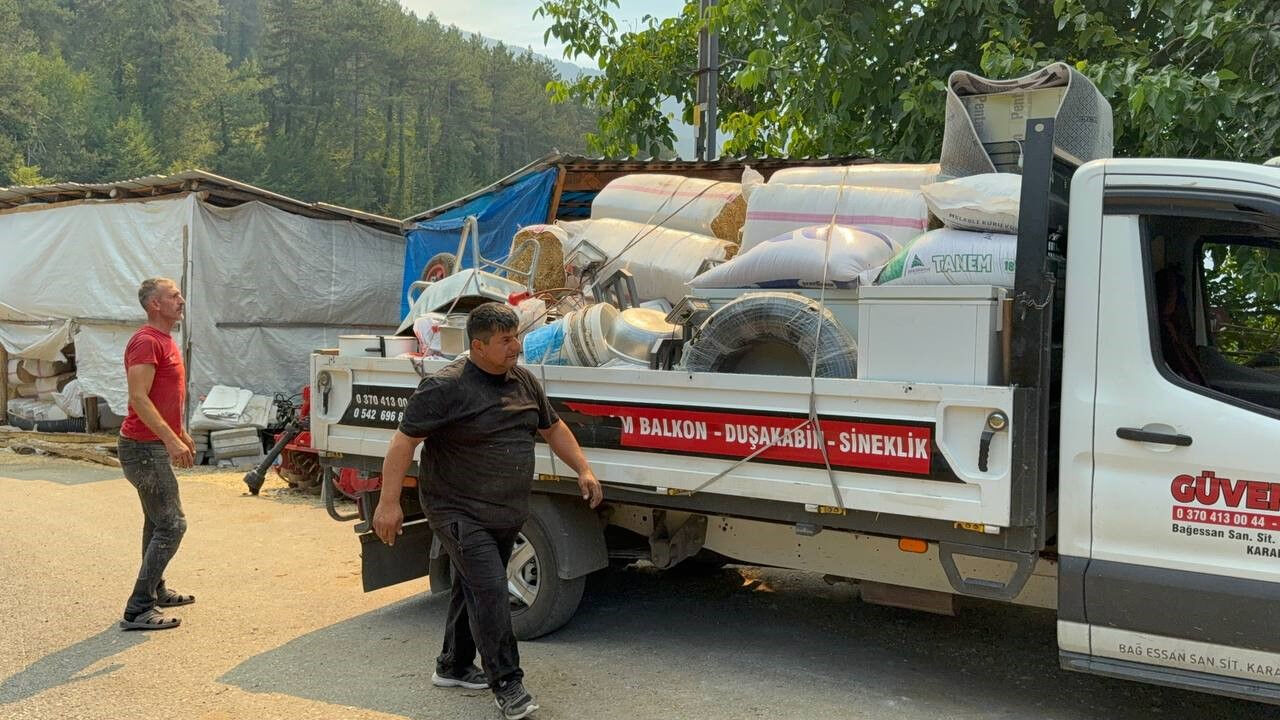 Alevler kapılarına dayandı, eşyalarını alıp köyü terk ettiler Alevler kapılarına dayandı, eşyalarını alıp köyü terk ettiler - 4. Resim