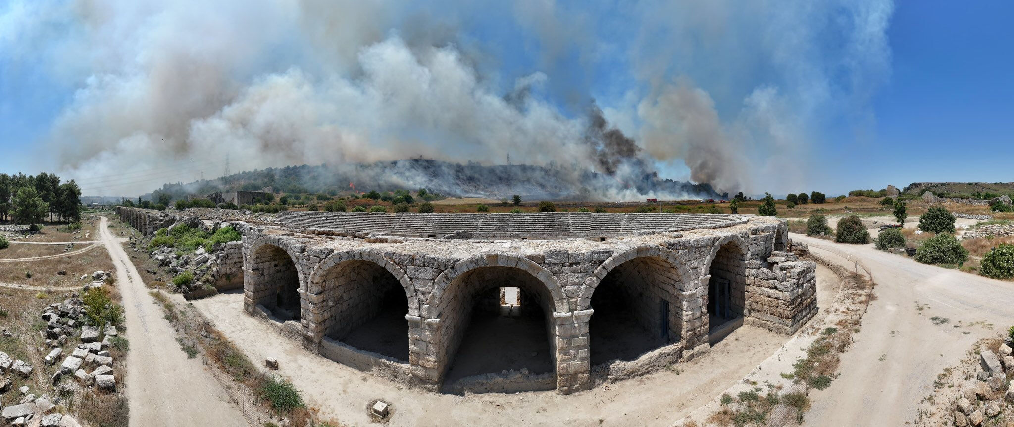 Antalya'nın her ilçesinden alevler yükseldi! İşte yangınlardaki son durum Antalya'da orman yangını! Alevler Perge Antik Kenti'ne ulaştı: Görüntüler korkunç... - 1. Resim
