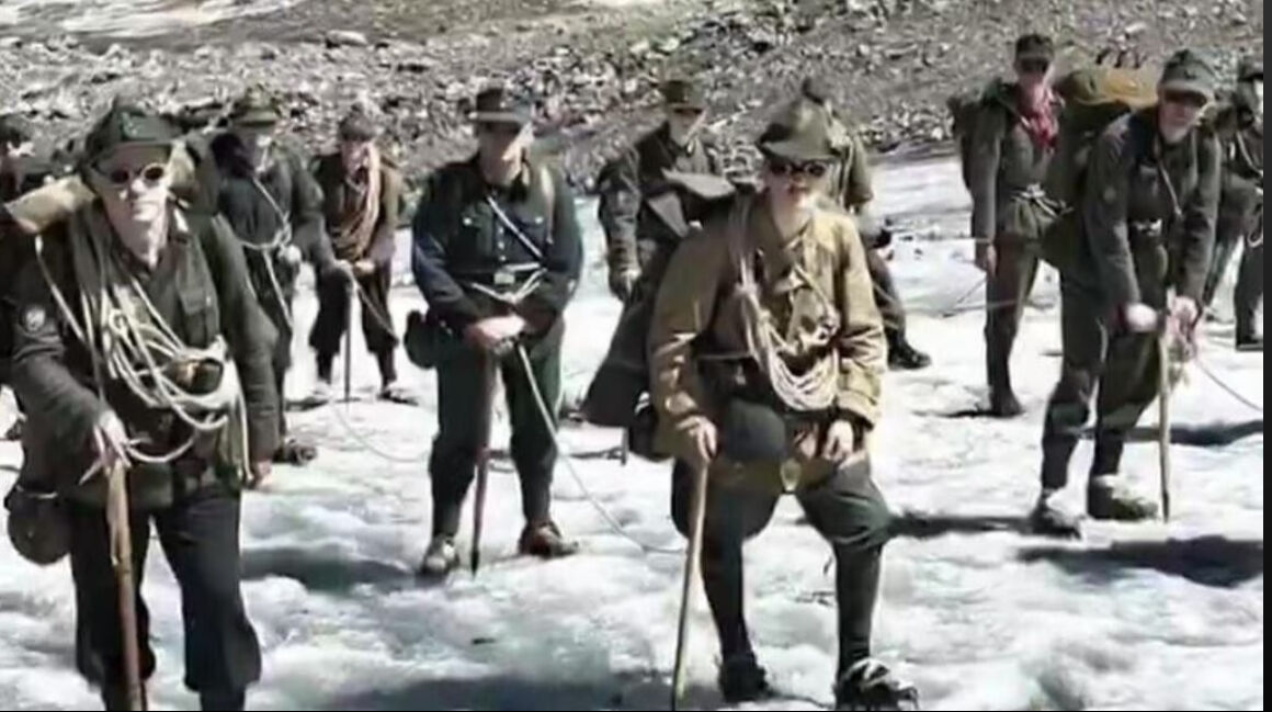 Bu adamların amacı ne? Nazi üniforması giyen 25 kişiye tepki yağdı: Polis, 'yasal' olmasına rağmen müdahale etti Bu adamların amacı ne? Nazi üniforması giyen 25 kişiye tepki yağdı: Polis, 'yasal' olmasını rağmen müdahale etti - 2. Resim