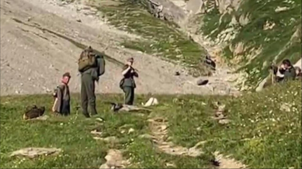 Bu adamların amacı ne? Nazi üniforması giyen 25 kişiye tepki yağdı: Polis, 'yasal' olmasına rağmen müdahale etti Bu adamların amacı ne? Nazi üniforması giyen 25 kişiye tepki yağdı: Polis, 'yasal' olmasını rağmen müdahale etti - 1. Resim