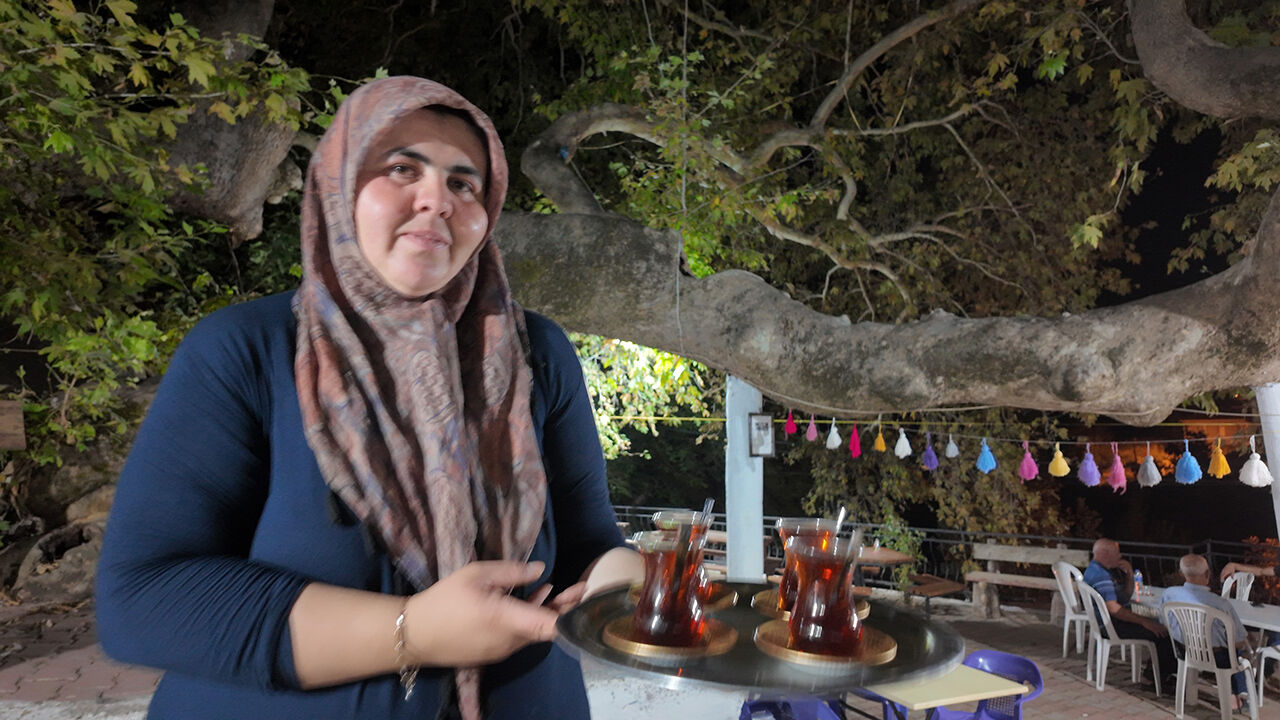 &Ccedil;ınar ağacının yaşını &ouml;ğrenen &ccedil;ay i&ccedil;meye gidiyor! Vazge&ccedil;ilmez mekanı oldu - 2. Resim