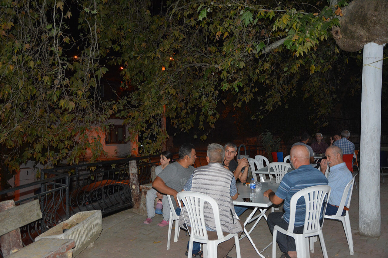 &Ccedil;ınar ağacının yaşını &ouml;ğrenen &ccedil;ay i&ccedil;meye gidiyor! Vazge&ccedil;ilmez mekanı oldu - 5. Resim