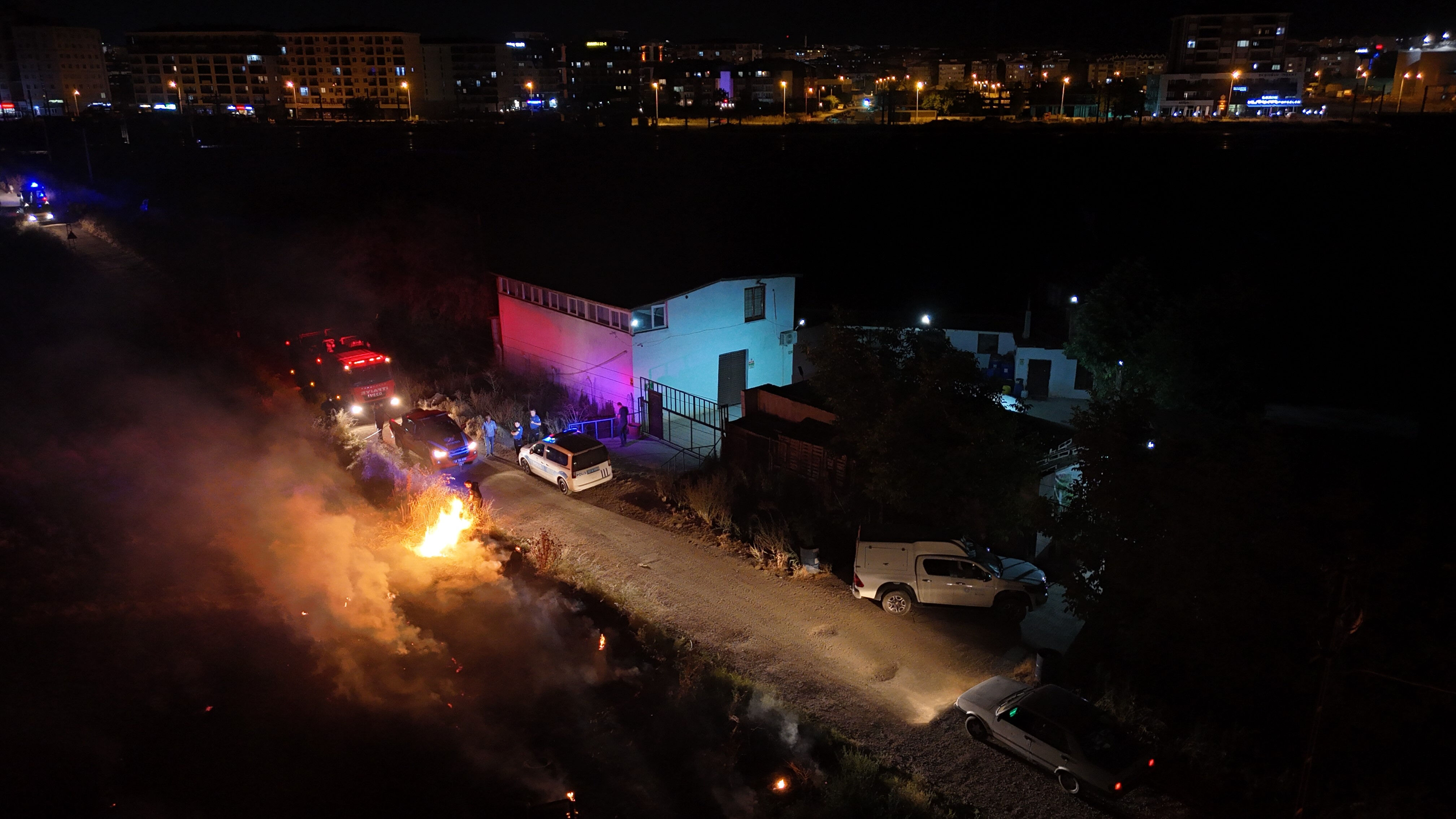 Edirne'de korkutan anız yangını! Evlere sıçramadan söndürüldü Edirne'de korkutan anız yangını! Evlere sıçramadan söndürüldü - 1. Resim