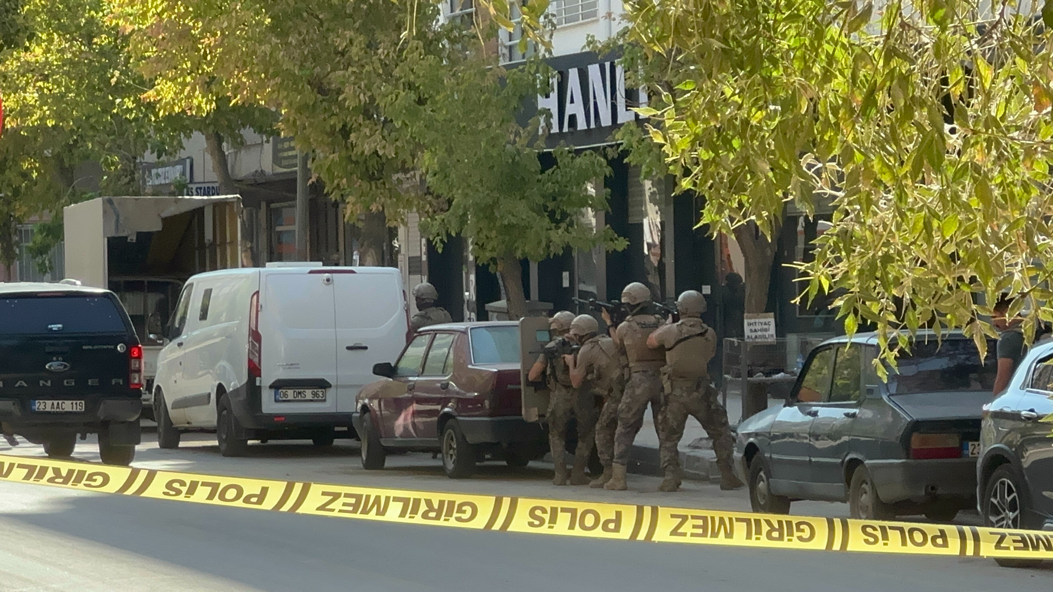 Elazığ'da dehşet anları: İntihar girişimi, saldırıya döndü! Film gibi çatışma Elazığ'da dehşet anları: İntihar girişimi, saldırıya döndü! Film gibi çatışma - 1. Resim