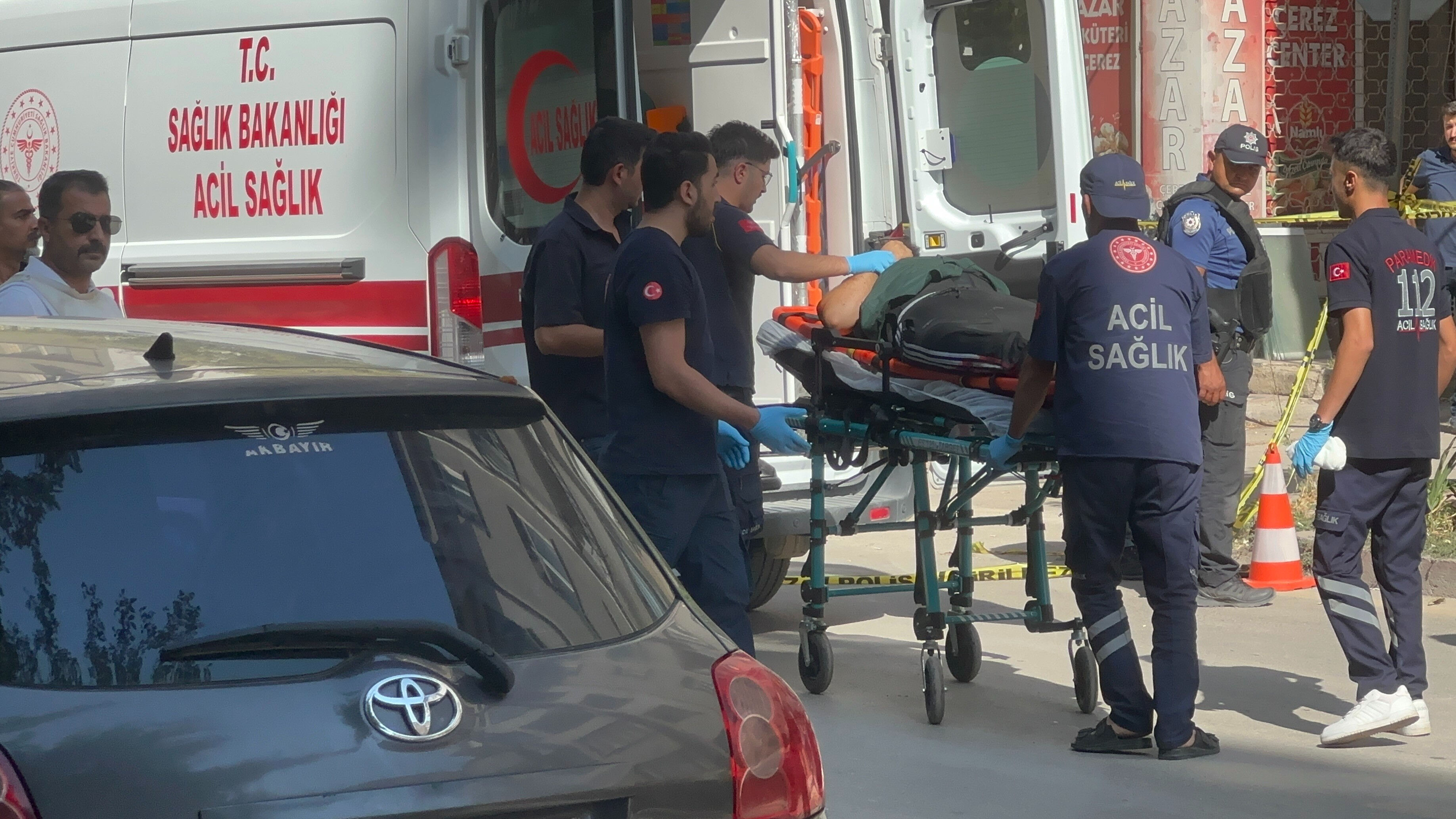 Elazığ'da dehşet anları: İntihar girişimi, saldırıya döndü! Film gibi çatışma Elazığ'da dehşet anları: İntihar girişimi, saldırıya döndü! Film gibi çatışma - 2. Resim