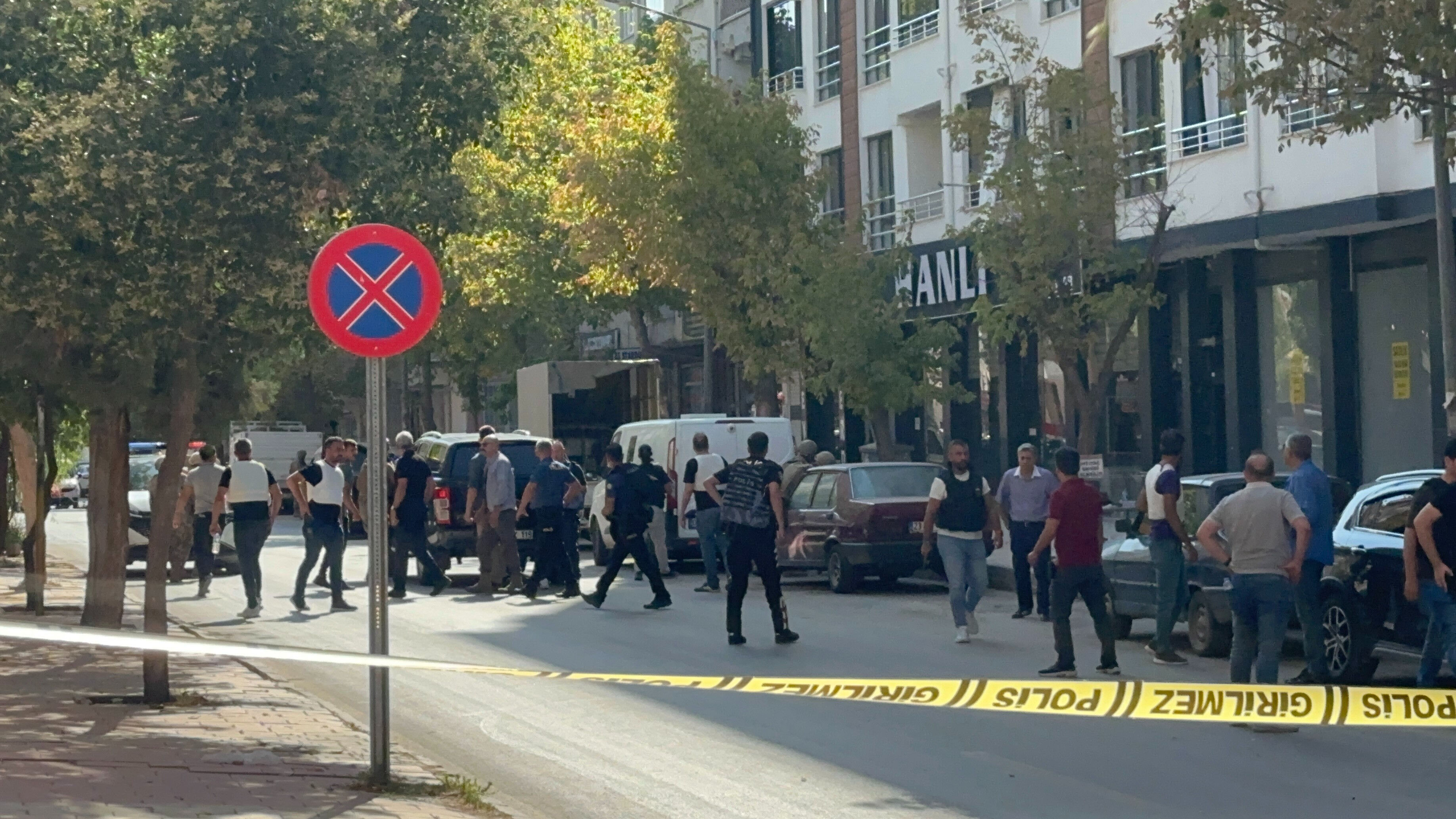 Elazığ'da dehşet anları: İntihar girişimi, saldırıya döndü! Film gibi çatışma Elazığ'da dehşet anları: İntihar girişimi, saldırıya döndü! Film gibi çatışma - 3. Resim