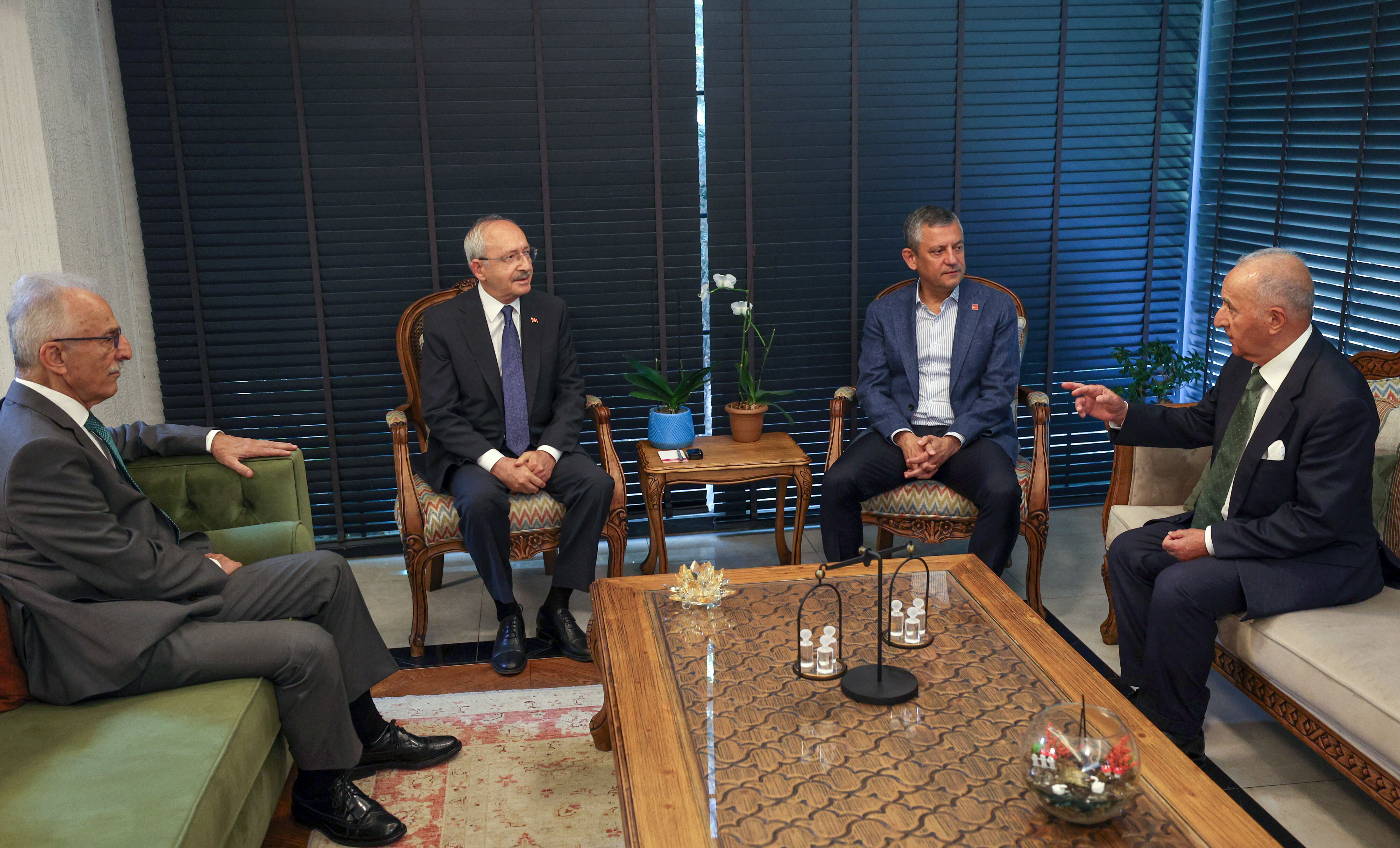 Gerginlikleri yüzlerinden okunuyordu... Özel, Kılıçdaroğlu'nu ziyaret etti! Duygusal bir sebebi var Gerginlikleri yüzlerinden okunuyordu... Özel, Kılıçdaroğlu'nu ziyaret etti! Duygusal bir sebebi var - 1. Resim