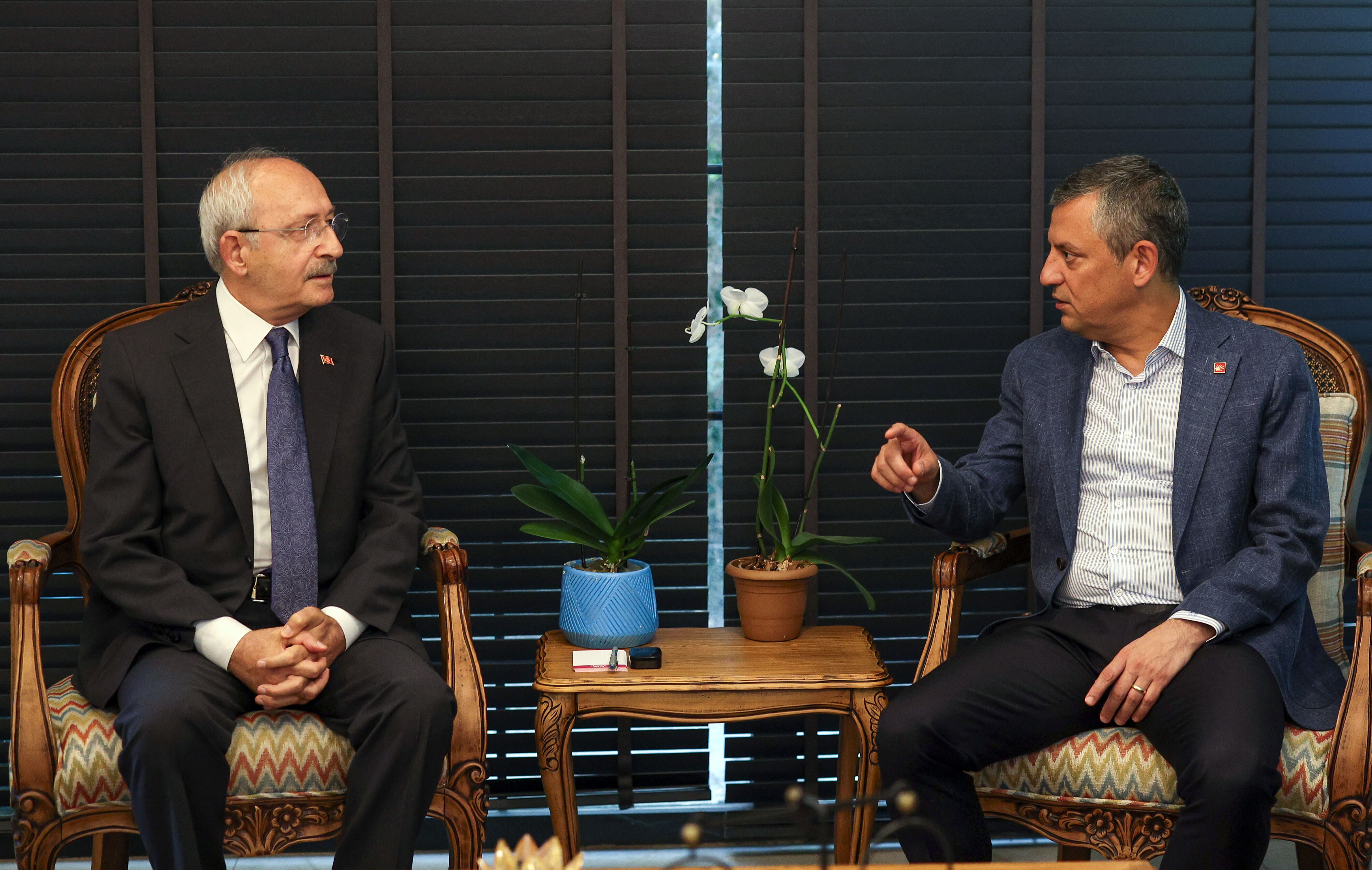 Gerginlikleri yüzlerinden okunuyordu... Özel, Kılıçdaroğlu'nu ziyaret etti! Duygusal bir sebebi var Gerginlikleri yüzlerinden okunuyordu... Özel, Kılıçdaroğlu'nu ziyaret etti! Duygusal bir sebebi var - 2. Resim