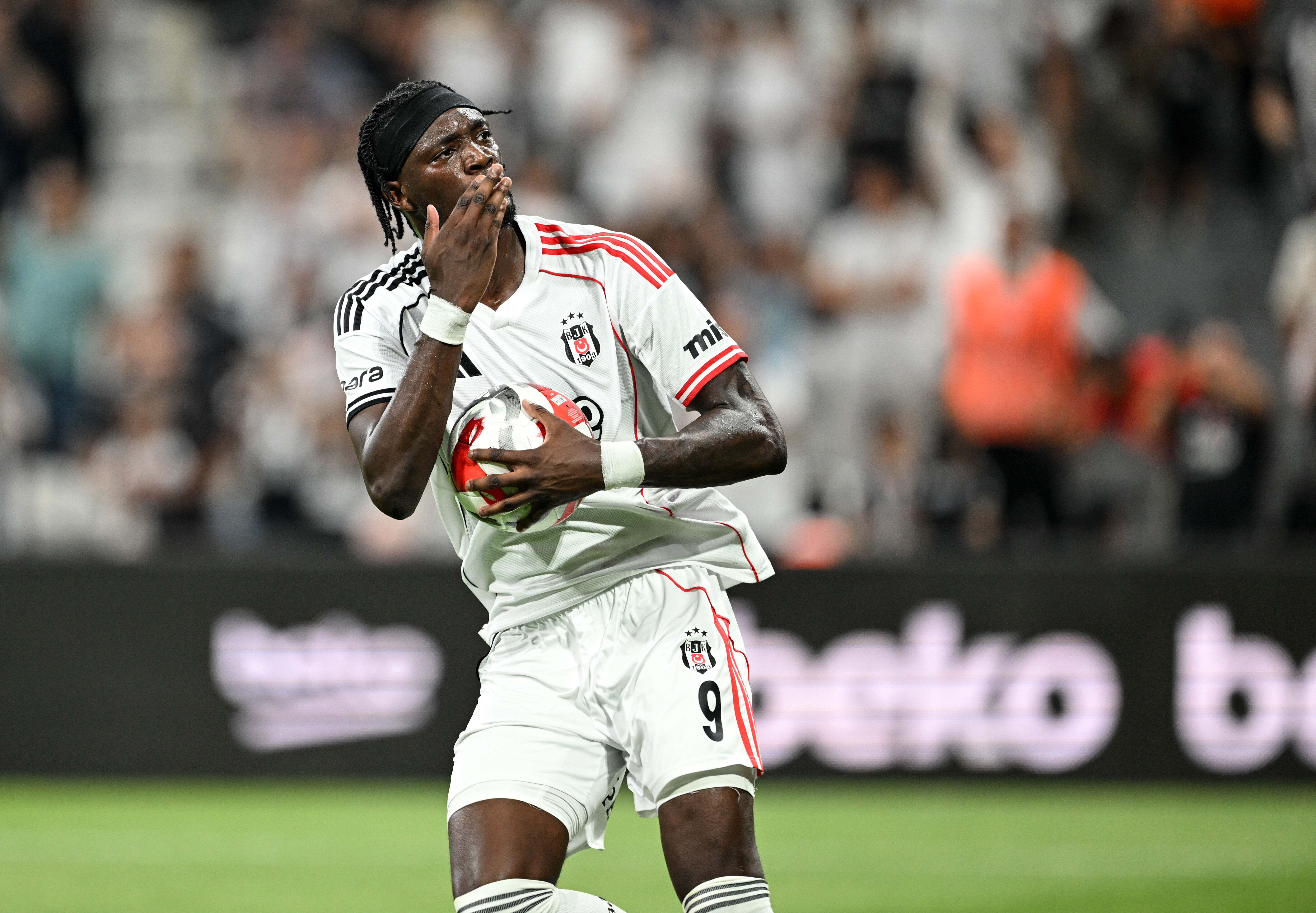 Kartal’ın kanadı kırık! Beşiktaş, Avrupa Ligi 2. ön eleme maçında evinde Arda Turan’ın takımı Shakhtar’a yenildi Kartal’ın kanadı kırık! Beşiktaş, Avrupa Ligi 2. ön eleme maçında evinde Arda Turan’ın takımı Shakhtar’a yenildi - 2. Resim
