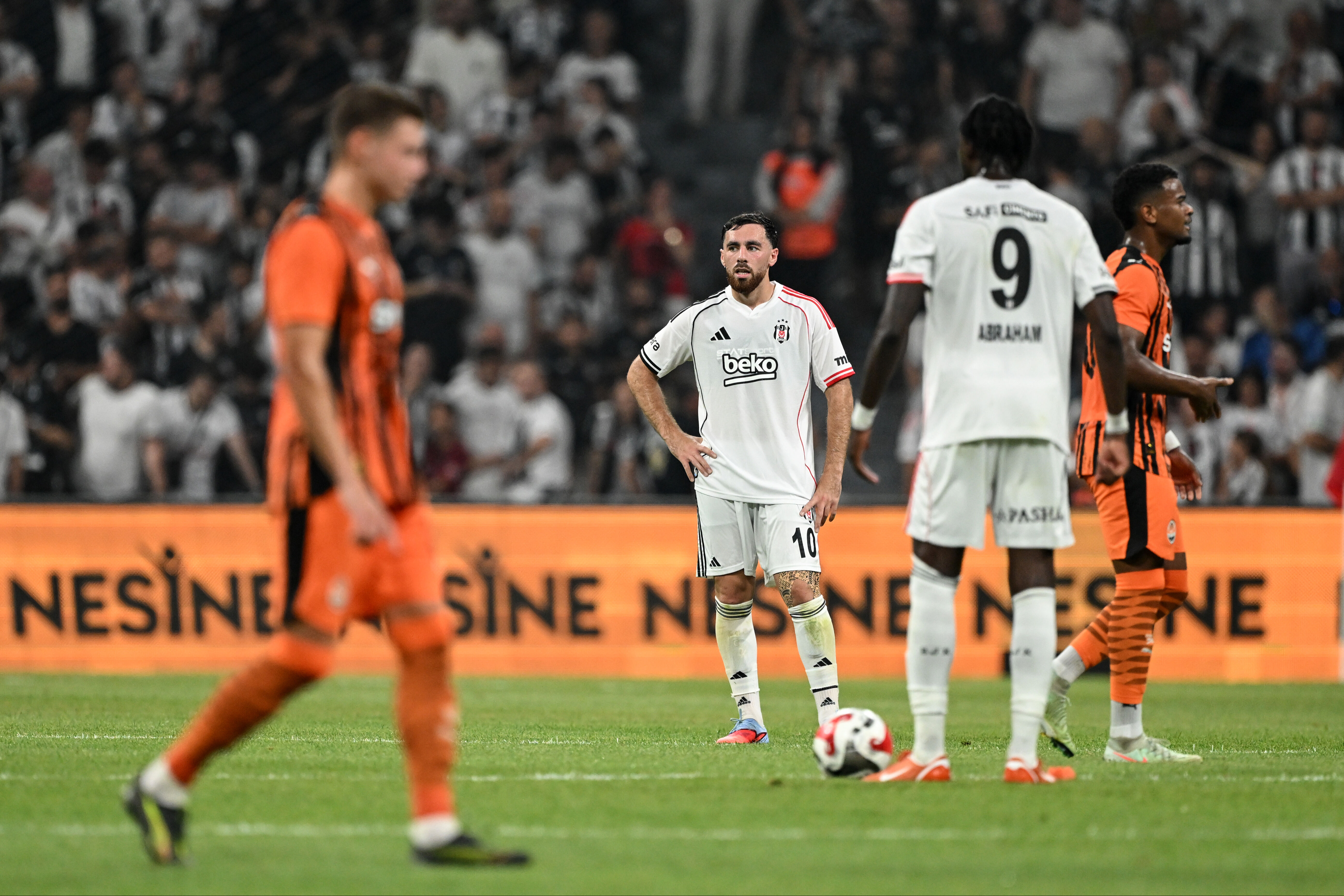 Kartal’ın kanadı kırık! Beşiktaş, Avrupa Ligi 2. ön eleme maçında evinde Arda Turan’ın takımı Shakhtar’a yenildi Kartal’ın kanadı kırık! Beşiktaş, Avrupa Ligi 2. ön eleme maçında evinde Arda Turan’ın takımı Shakhtar’a yenildi - 5. Resim