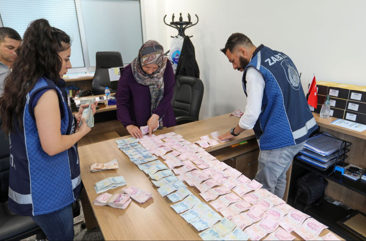 Tek günde 75 bin TL! Dilencinin cirosu ekipleri dahi şaşırttı, para sayma makinesi getirildi Tek günde 75 bin TL! Dilencinin cirosu ekipleri dahi şaşırttı, para sayma makinesi getirildi - 1. Resim