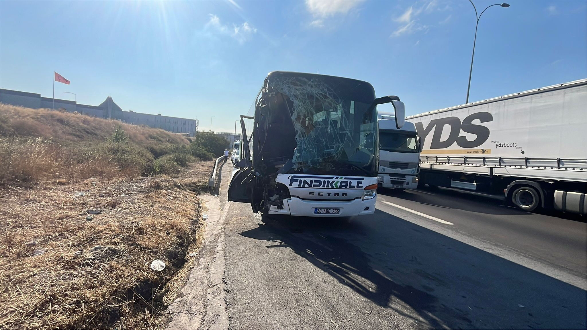 TEM'deki kazada feci son! Yolcu otobüsü kamyona arkadan çarptı... Ağır yaralanan hostes hayatını kaybetti TEM'deki kazada feci son! Yolcu otobüsü kamyona arkadan çarptı... Ağır yaralanan hostes hayatını kaybetti - 2. Resim