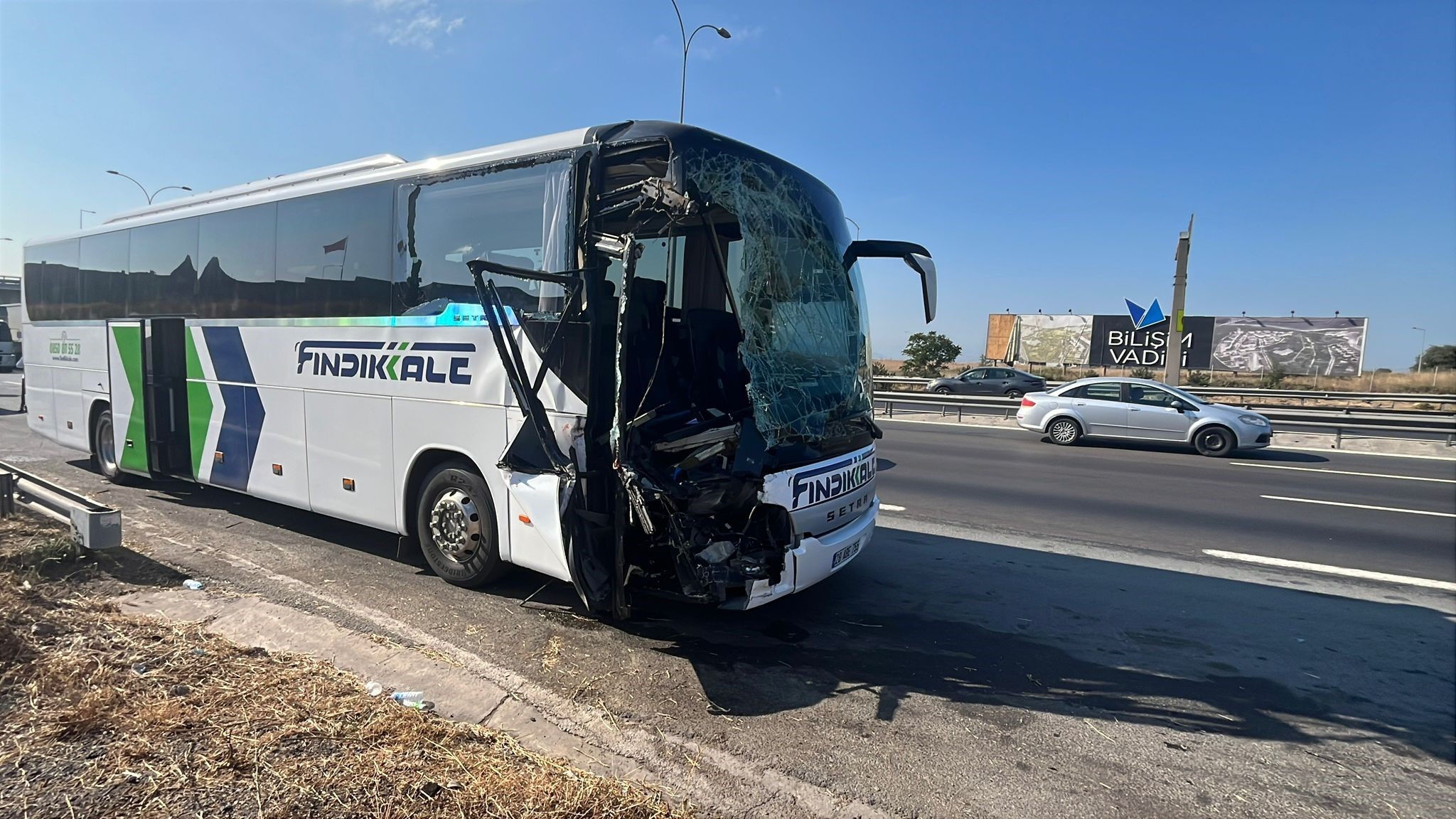 TEM'deki kazada feci son! Yolcu otobüsü kamyona arkadan çarptı... Ağır yaralanan hostes hayatını kaybetti TEM'deki kazada feci son! Yolcu otobüsü kamyona arkadan çarptı... Ağır yaralanan hostes hayatını kaybetti - 1. Resim