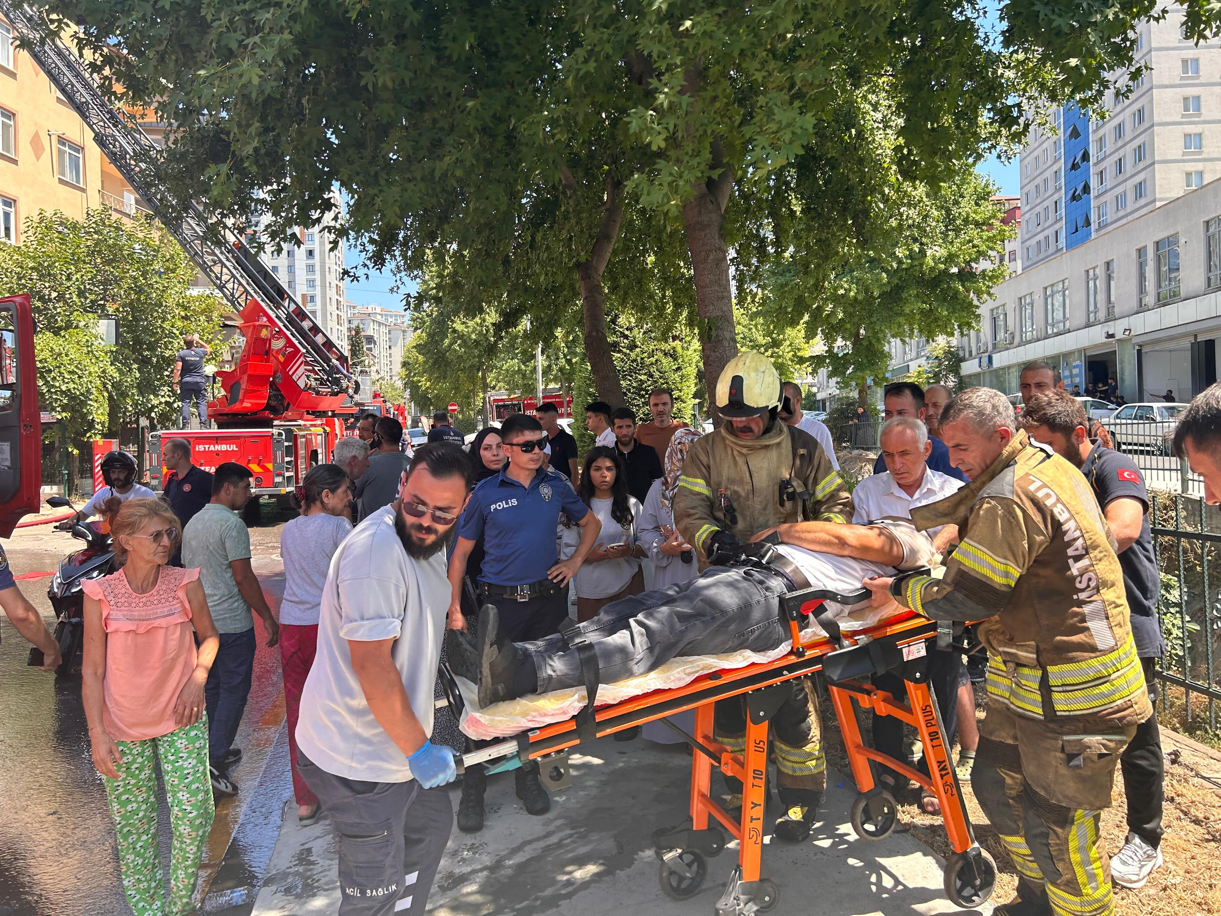 Ümraniye'de korku dolu anlar: Apartman alevlere teslim oldu, ekipler olay yerinde - 1. Resim