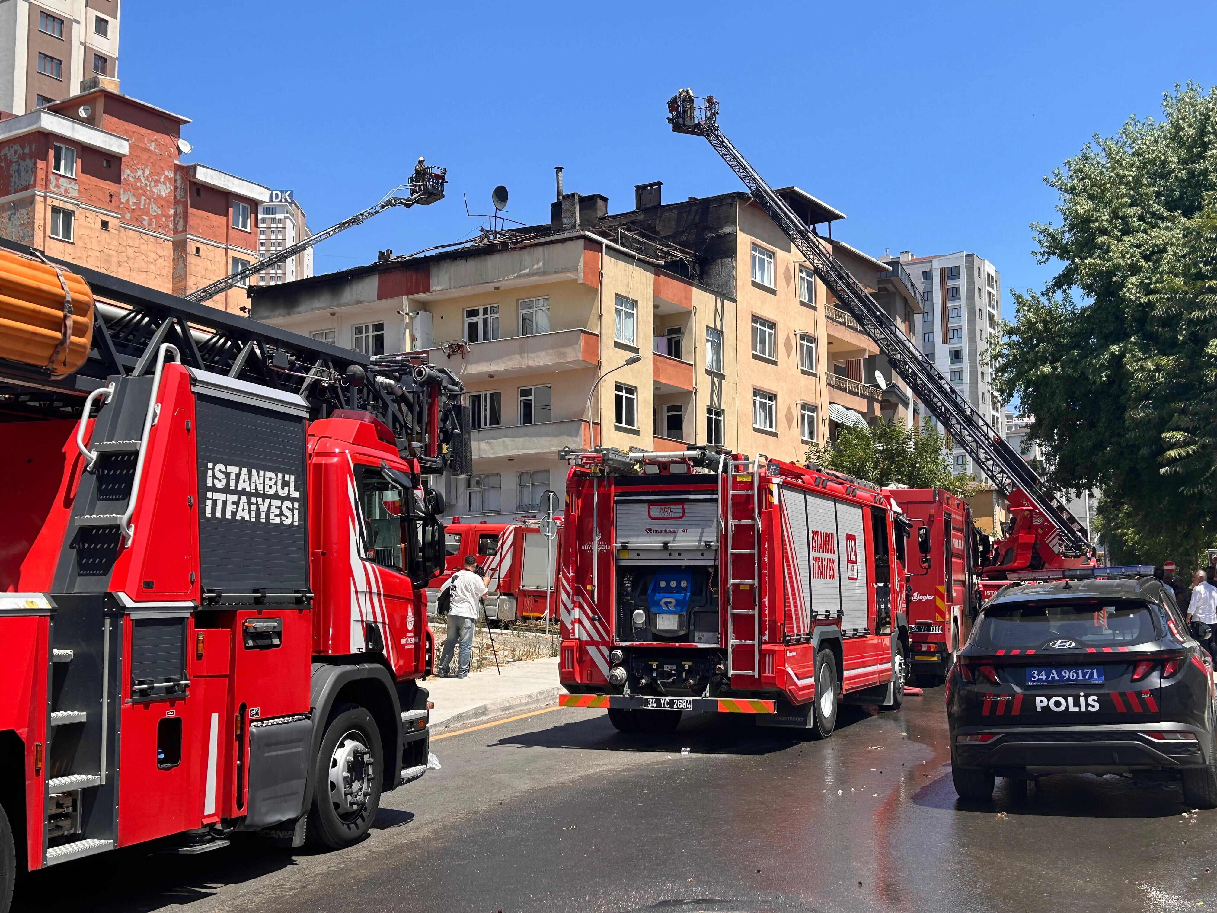 Ümraniye'de korku dolu anlar: Apartman alevlere teslim oldu, ekipler olay yerinde - 2. Resim