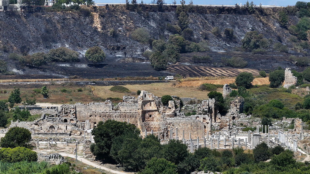 Alevlerle çevrilen Perge Antik Şehri görüntülendi! Aksu'daki orman yangınında zararın boyutu ortaya çıktı Alevlerle boğuşan antik şehir Perge görüntülendi! Antalya Aksu'daki orman yangınında zararın boyutu ortaya çıktı - 3. Resim