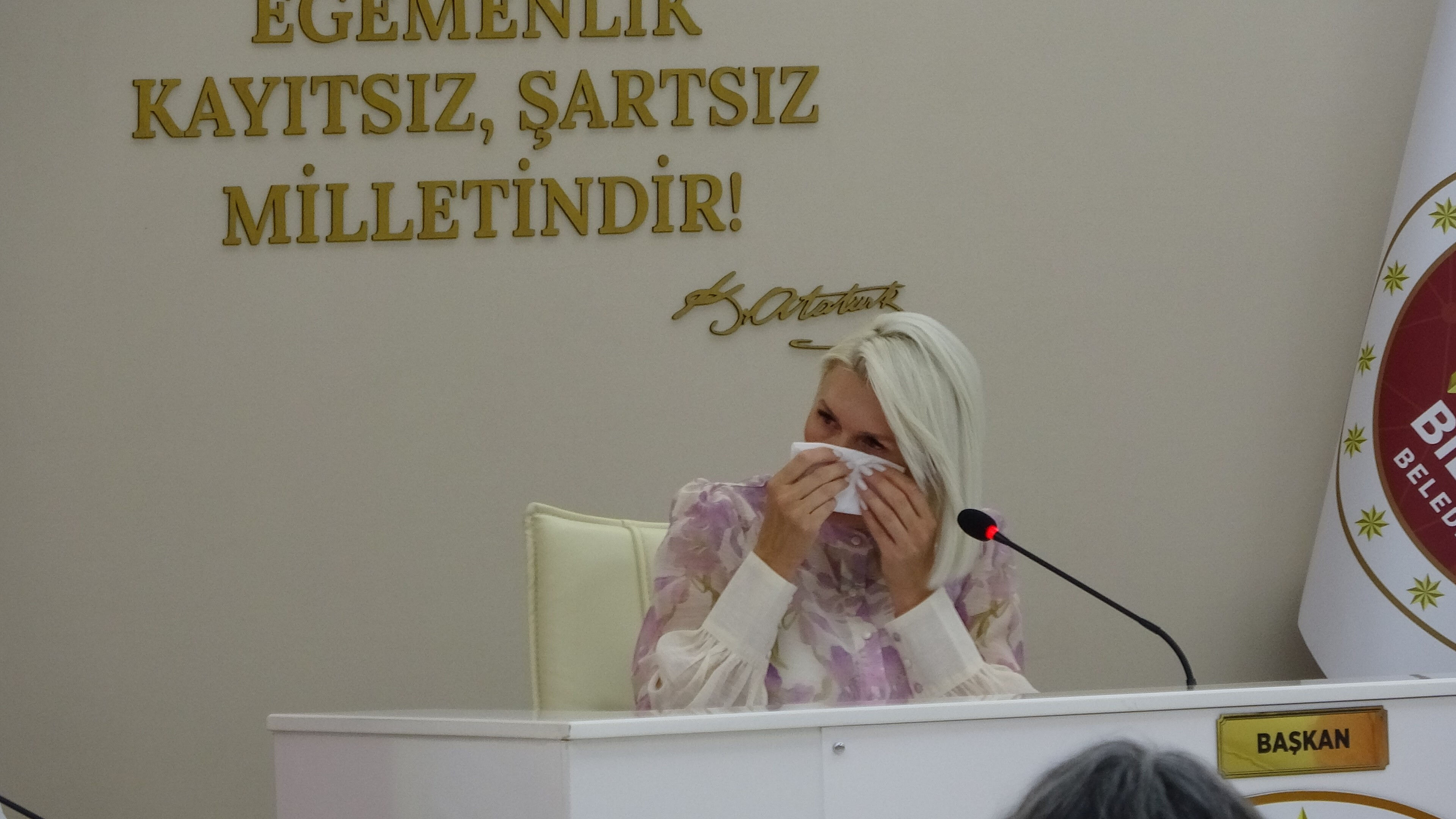 Belediye meclisinde ilginç anlar: AK Parti ve MHP grubu CHP'li Melek Mızrak Subaşı'nı ağlattı Belediye meclisinde ilginç anlar: AK Parti ve MHP grubu CHP'li Melek Mızrak Subaşı'nı ağlattı - 2. Resim