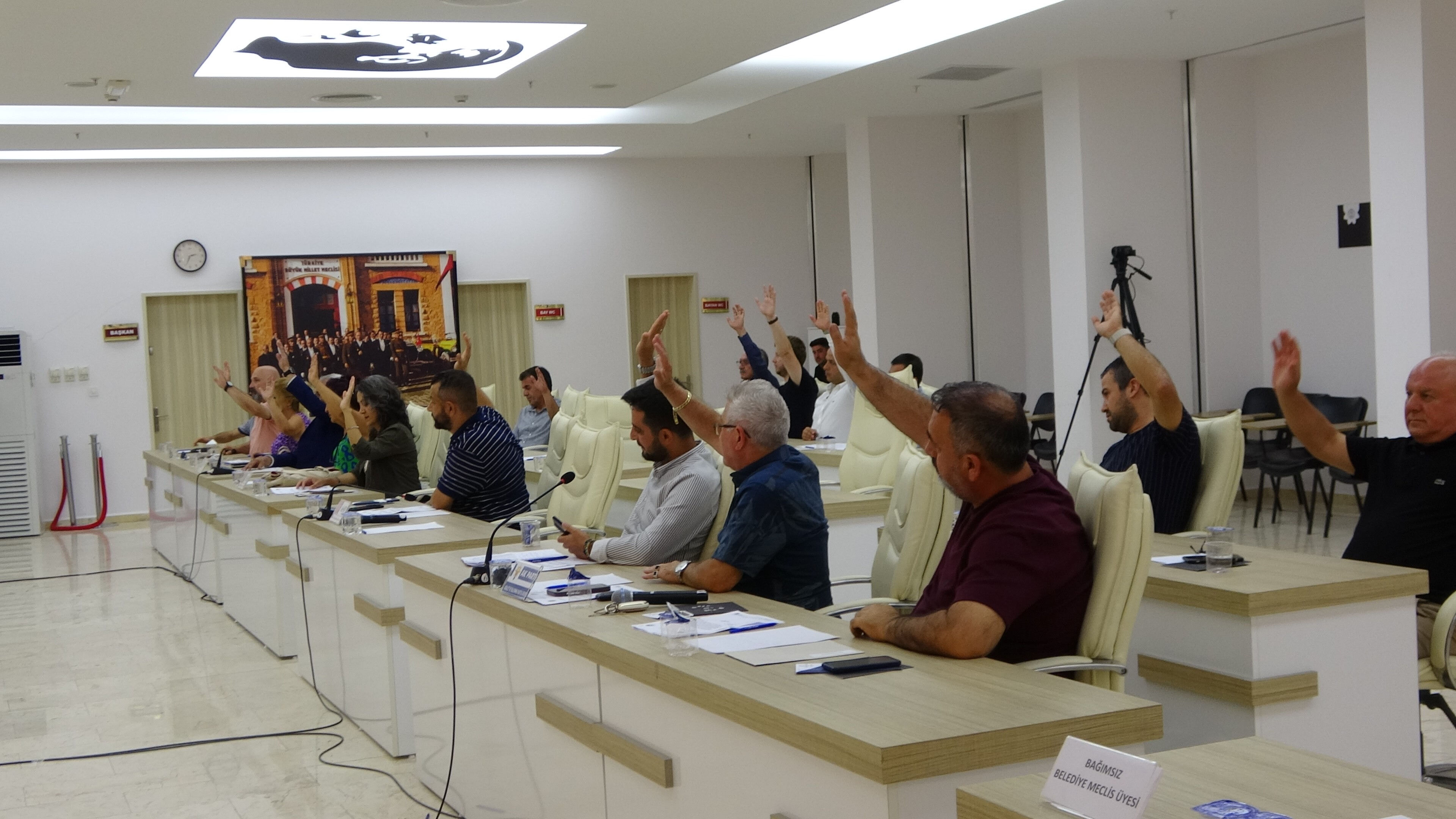Belediye meclisinde ilginç anlar: AK Parti ve MHP grubu CHP'li Melek Mızrak Subaşı'nı ağlattı Belediye meclisinde ilginç anlar: AK Parti ve MHP grubu CHP'li Melek Mızrak Subaşı'nı ağlattı - 1. Resim