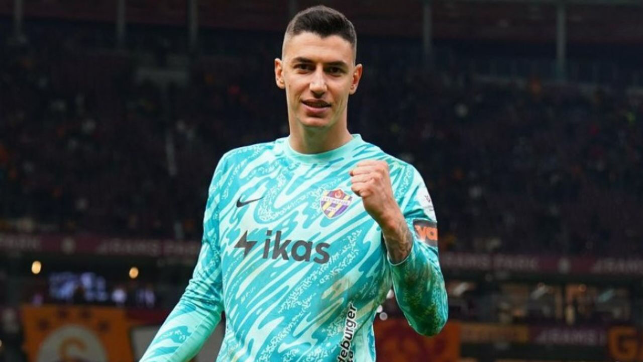 Berke Özer görüşmesinden skandal çıktı: Süper Lig kulübüne "hülle" teklif edildi Berke Özer görüşmesinden "skandal" çıktı: Süper Lig kulübüne hülle teklif edildi - 1. Resim