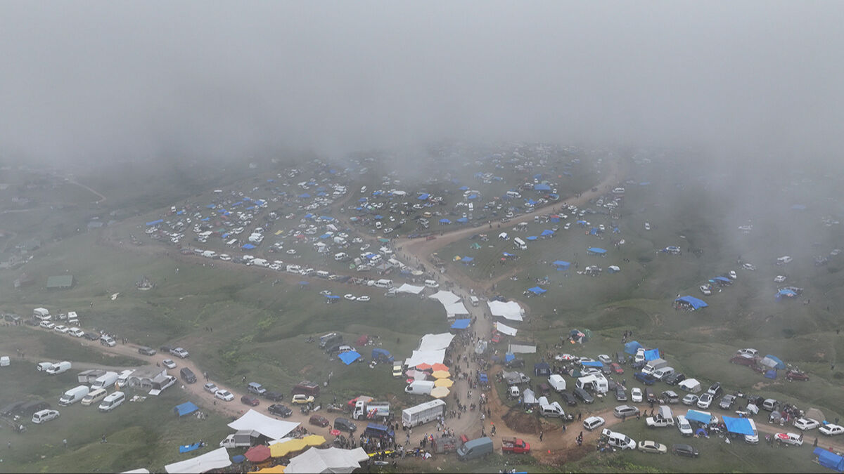 Binlerce insan sisin içinde buluştu! Sis Dağı'nda renkli gelenek bozulmadı - 3. Resim