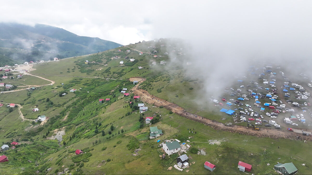 Binlerce insan sisin içinde buluştu! Sis Dağı'nda renkli gelenek bozulmadı - 4. Resim
