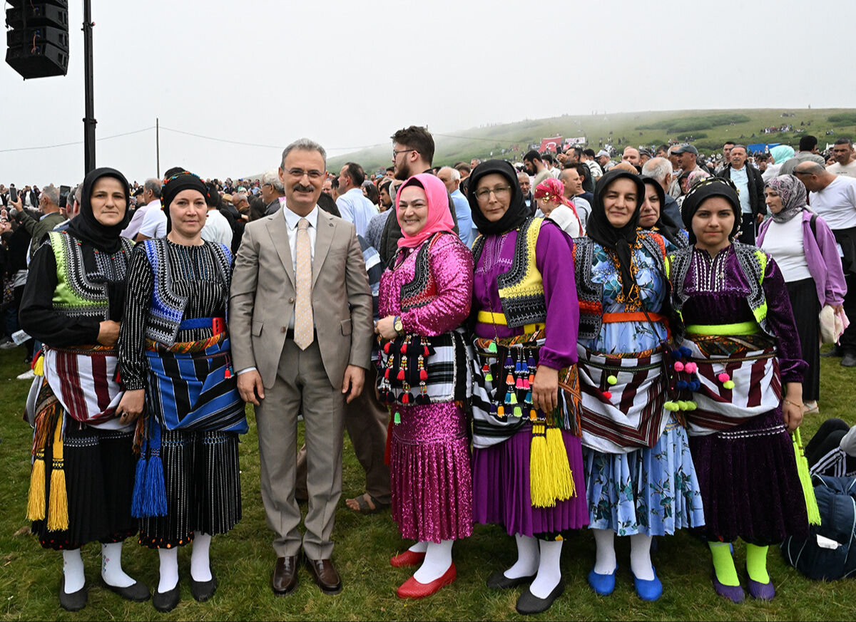 Binlerce insan sisin içinde buluştu! Sis Dağı'nda renkli gelenek bozulmadı - 2. Resim