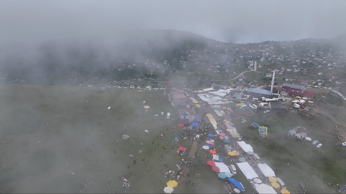 Binlerce insan sisin içinde buluştu! Sis Dağı'nda renkli gelenek bozulmadı - 5. Resim