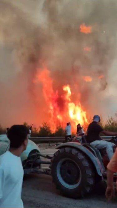 Bursa'da makam araçları yanmaktan son anda kurtuldu! Vatandaşlar alevlerden koşarak kaçtı Bursa'da makam araçları yanmaktan son anda kurtuldu! Vatandaşlar alevlerden koşarak kaçtı - 2. Resim