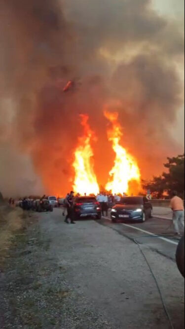 Bursa'da makam araçları yanmaktan son anda kurtuldu! Vatandaşlar alevlerden koşarak kaçtı Bursa'da makam araçları yanmaktan son anda kurtuldu! Vatandaşlar alevlerden koşarak kaçtı - 1. Resim