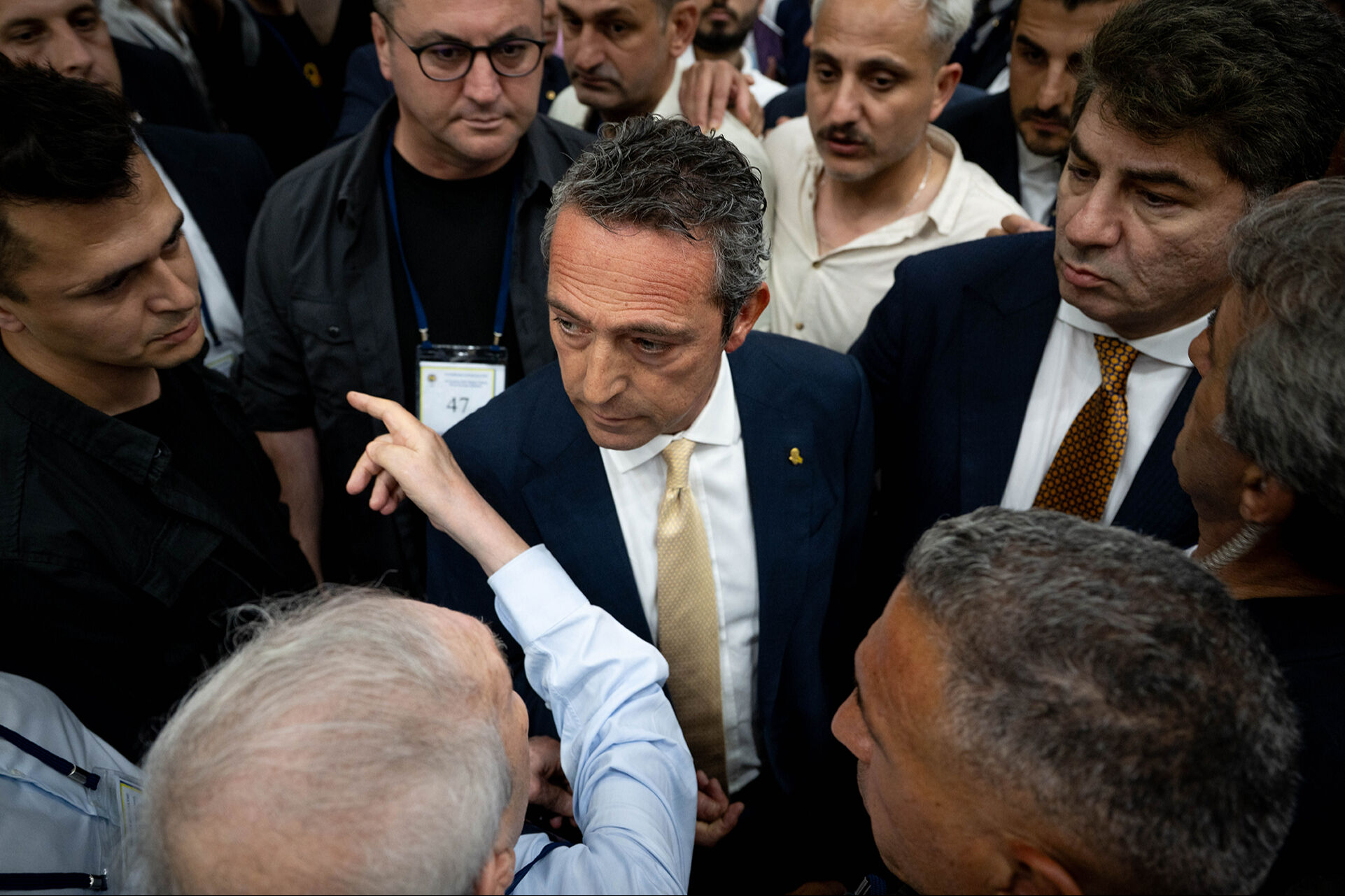Fenerbahçe Divan Kurulu'nda olay var! Ali Koç ile tartıştı, Aziz Yıldırım müdahale etti: Küfür etmedi, çıkamaz! Fenerbahçe Divan Kurulu'nda olay! Ali Koç ile tartıştı, Aziz Yıldırım müdahale etti: Küfür etmedi, çıkamaz! - 5. Resim