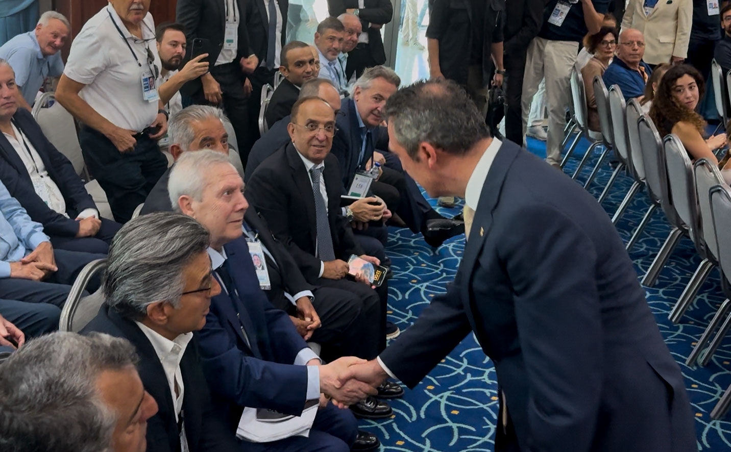 Fenerbahçe Divan Kurulu'nda olay var! Ali Koç ile tartıştı, Aziz Yıldırım müdahale etti: Küfür etmedi, çıkamaz! Fenerbahçe'de tarihi toplantı! Herkes orada: Koç, Yıldırım, Saran, Uslu, Kutlualp... - 2. Resim