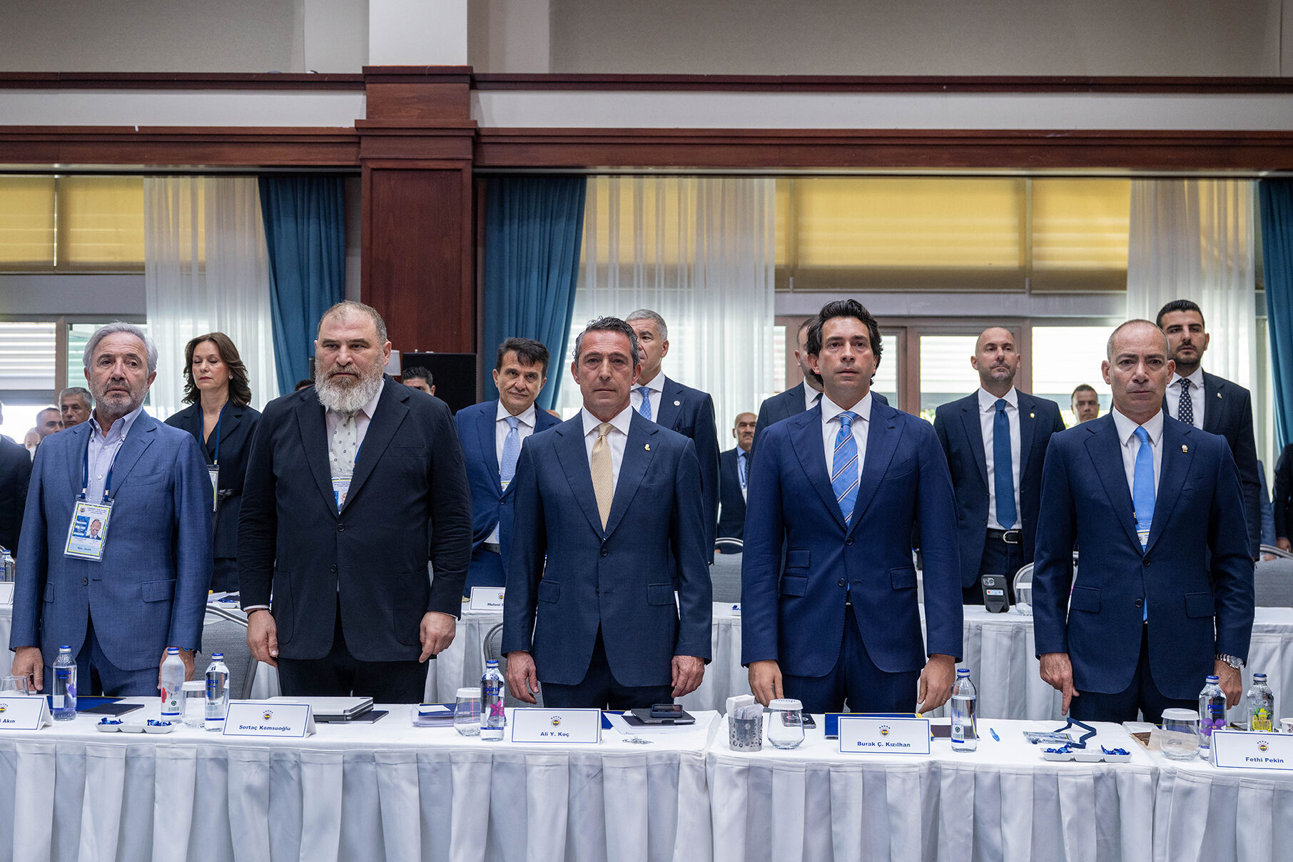 Fenerbahçe Divan Kurulu'nda olay var! Ali Koç ile tartıştı, Aziz Yıldırım müdahale etti: Küfür etmedi, çıkamaz! Fenerbahçe'de tarihi toplantı! Herkes orada: Koç, Yıldırım, Saran, Uslu, Kutlualp... - 1. Resim