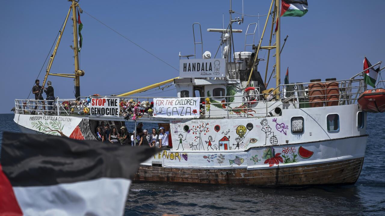 İsrail Hanzala gemisine müdahale etti! Gazze'ye uzanan insanlık eline engel İsrail'in Hanzala gemisine müdahalesi başladı - 3. Resim