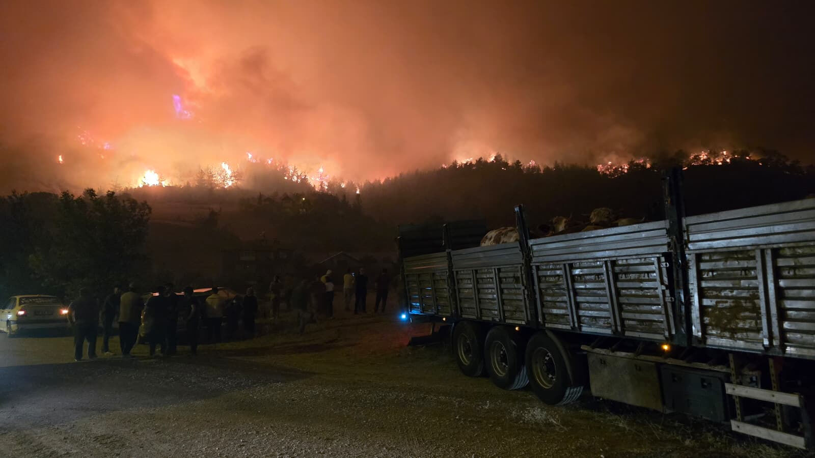 Karabük'teki yangın karayoluna indi! Alevlerle savaş 4 gündür sürüyor Karabük'teki yangın karayoluna indi! Ekipler müdahale ediyor - 3. Resim