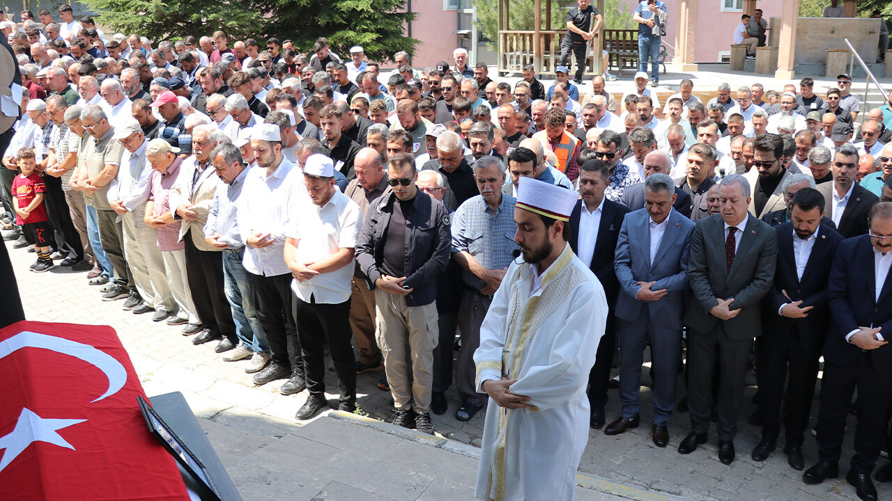 Kazada hayatını kaybeden Belediye Başkanı defnedildi! Gözyaşları sel oldu Kazada hayatını kaybeden Belediye Başkanı defnedildi! Gözyaşları sel oldu - 3. Resim