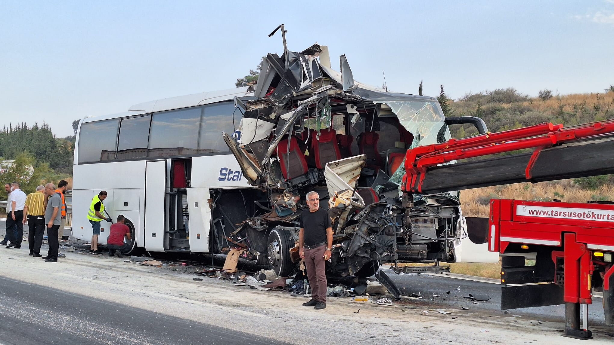 Mersin'de yolcu otobüsü tıra arkadan çarptı! Çok sayıda yaralı var Mersin'de yolcu otobüsü tıra arkadan çarptı! Çok sayıda yaralı var - 1. Resim