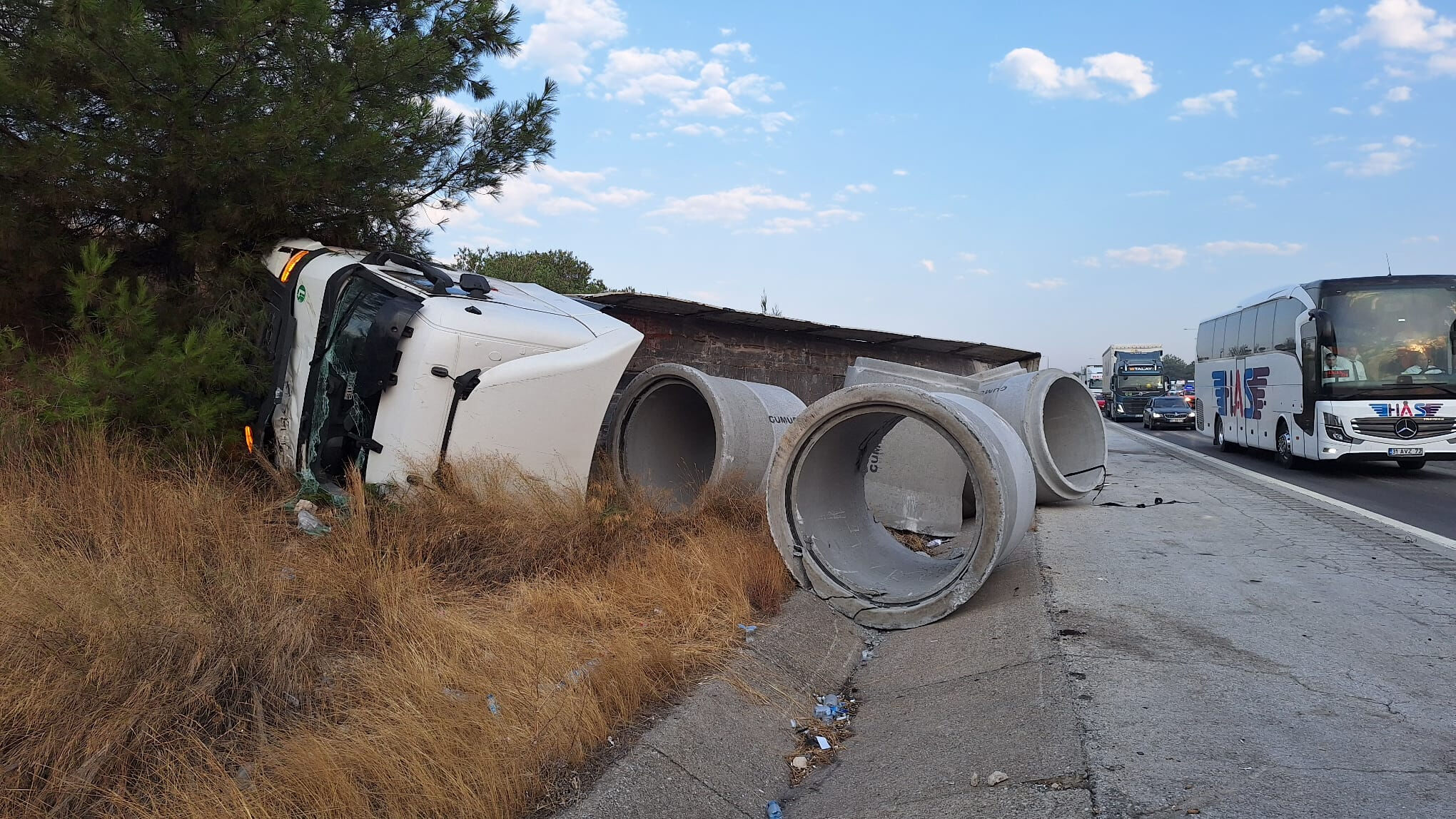 Mersin'de yolcu otobüsü tıra arkadan çarptı! Çok sayıda yaralı var Mersin'de yolcu otobüsü tıra arkadan çarptı! Çok sayıda yaralı var - 2. Resim