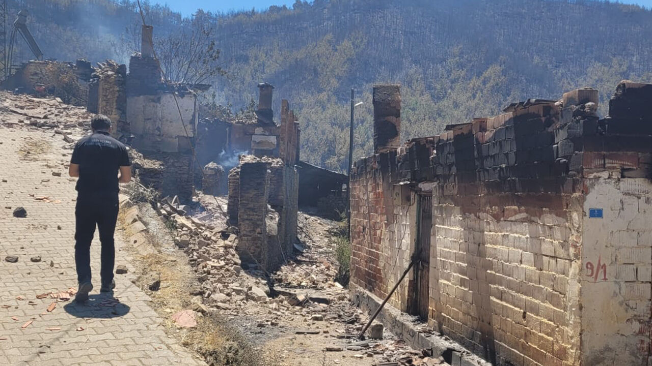 Murat Kurum'dan yangınzedelere müjde: 1 yıl içinde konutlar teslim edilecek - 2. Resim
