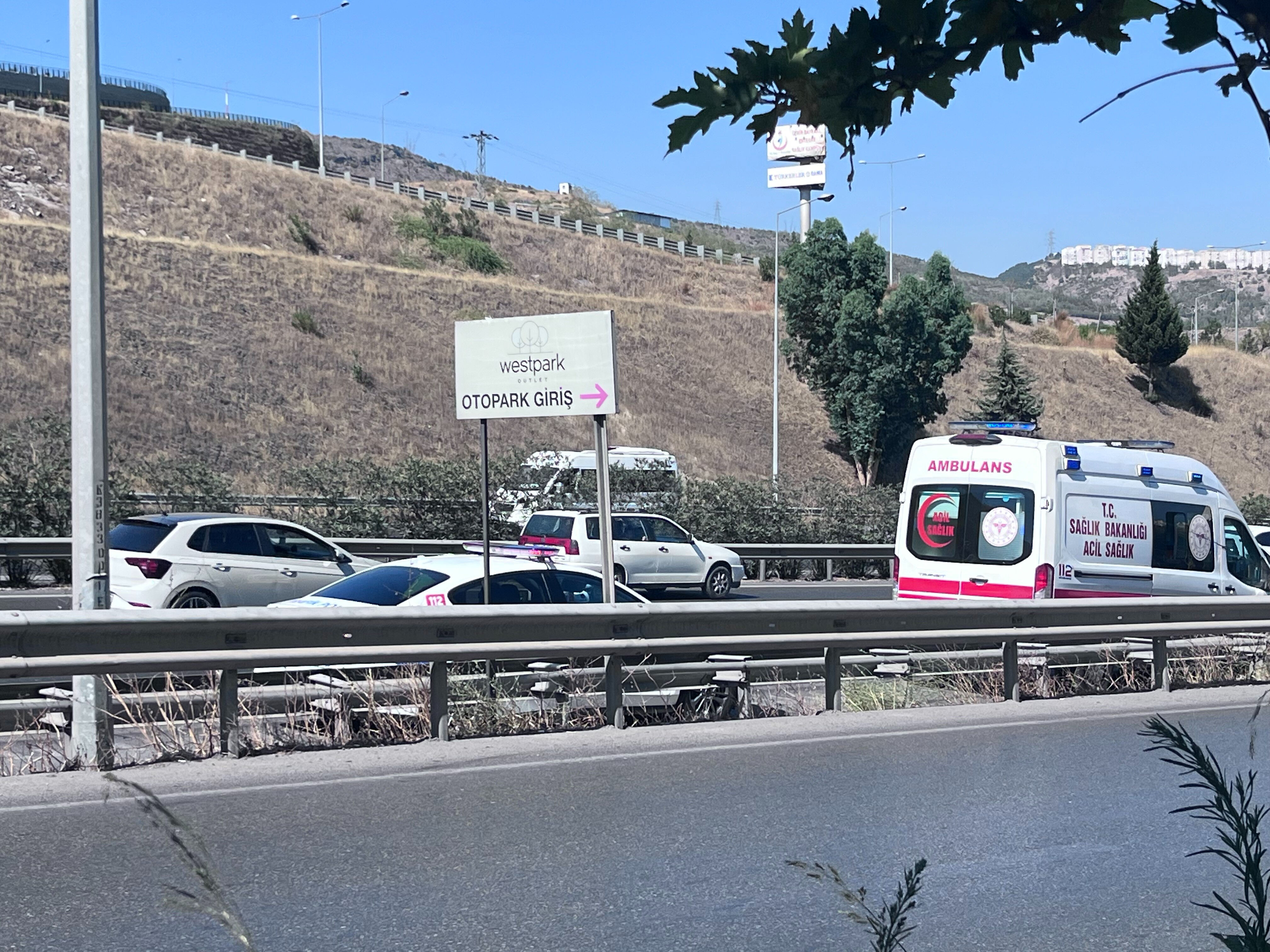 Otomobil tırın altında kağıt gibi ezildi! Ölü ve yaralı var Otomobil tırın altında kağıt gibi ezildi! Ölü ve yaralı var - 2. Resim