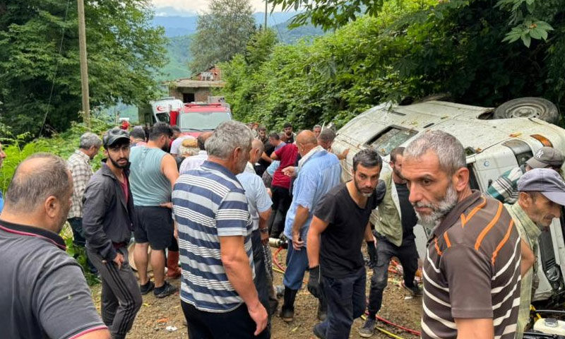 Rize’de çay toplamaya giderken kabusu yaşadılar! 2 can gitti Rize’de çay toplamaya giderken kabusu yaşadılar! 2 can gitti - 1. Resim