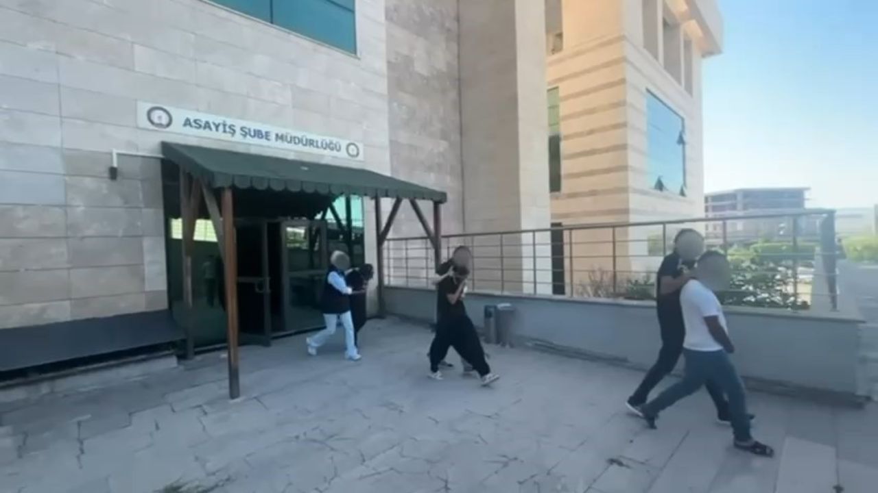 Sürekli kılık ve güzergah değiştirdiler! Dilenci kılığında 1 milyon liralık vurgun Sürekli kılık ve güzergah değiştirdiler! Dilenci kılığında 1 milyon liralık vurgun