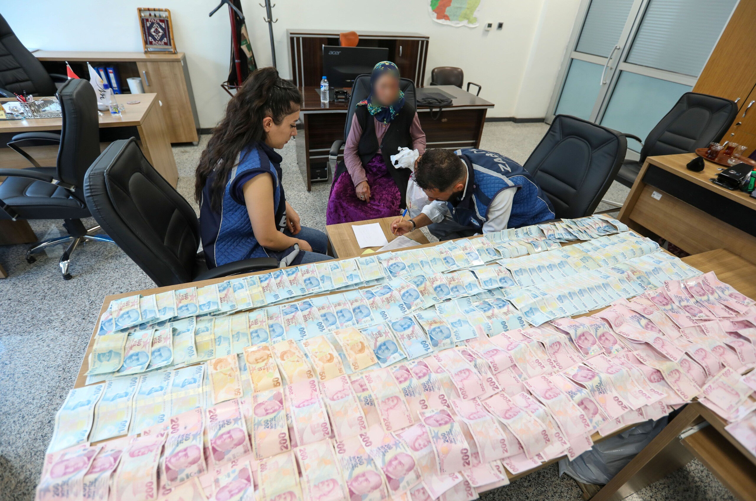 Yardım değil, servet toplamış! Dilenciden çıkanlar herkesi şoke etti Yardım değil, servet toplamış! Dilenciden çıkanlar herkesi şoke etti - 2. Resim