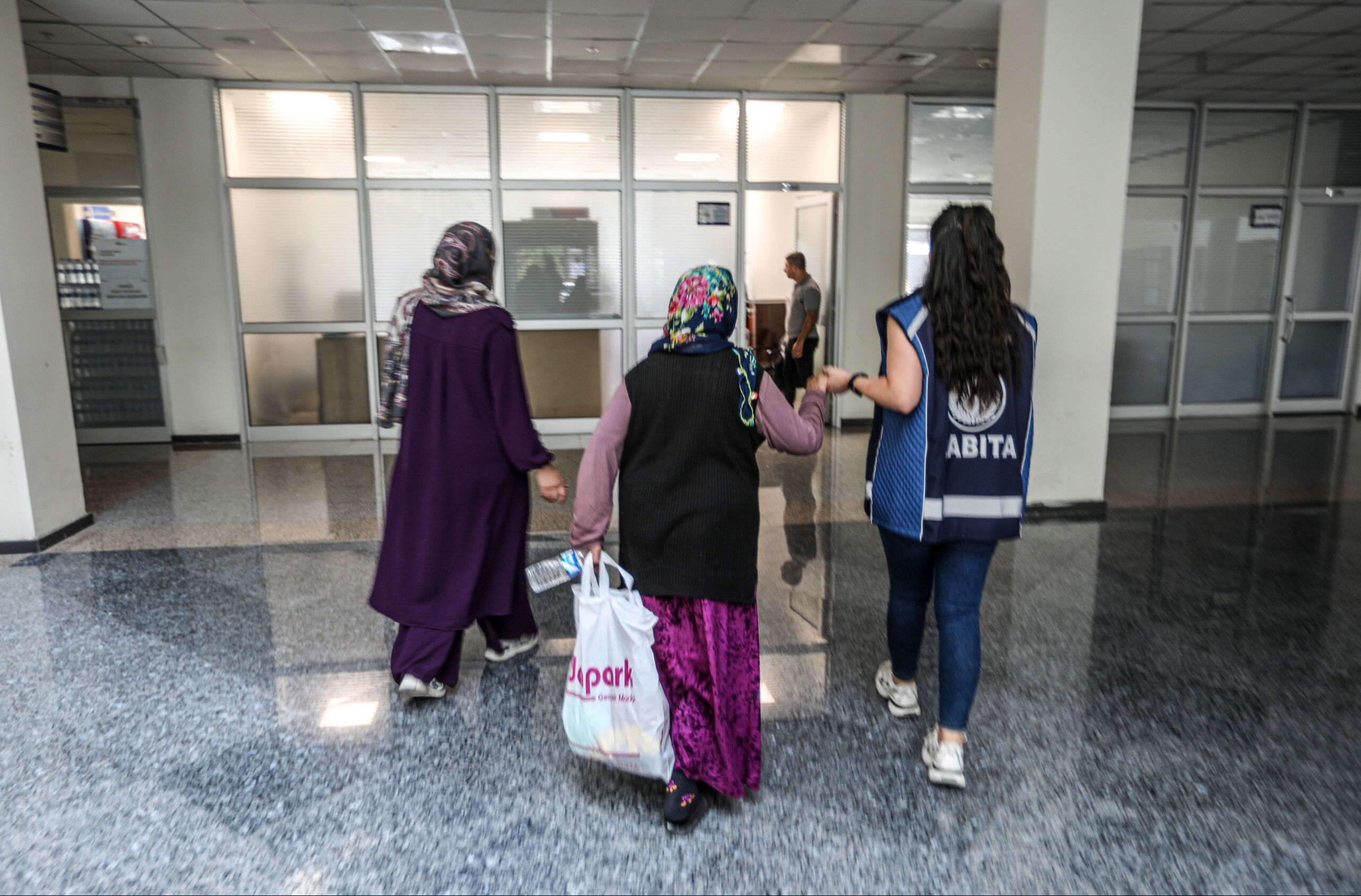 Yardım değil, servet toplamış! Dilenciden çıkanlar herkesi şoke etti Yardım değil, servet toplamış! Dilenciden çıkanlar herkesi şoke etti - 3. Resim
