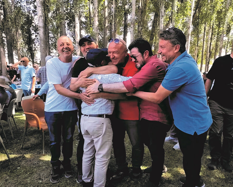 45 yıl sonra duygulandıran buluşma! Gözyaşlarını tutamadı: Hep aklımdaydı, ismini hiç unutmadım - 1. Resim
