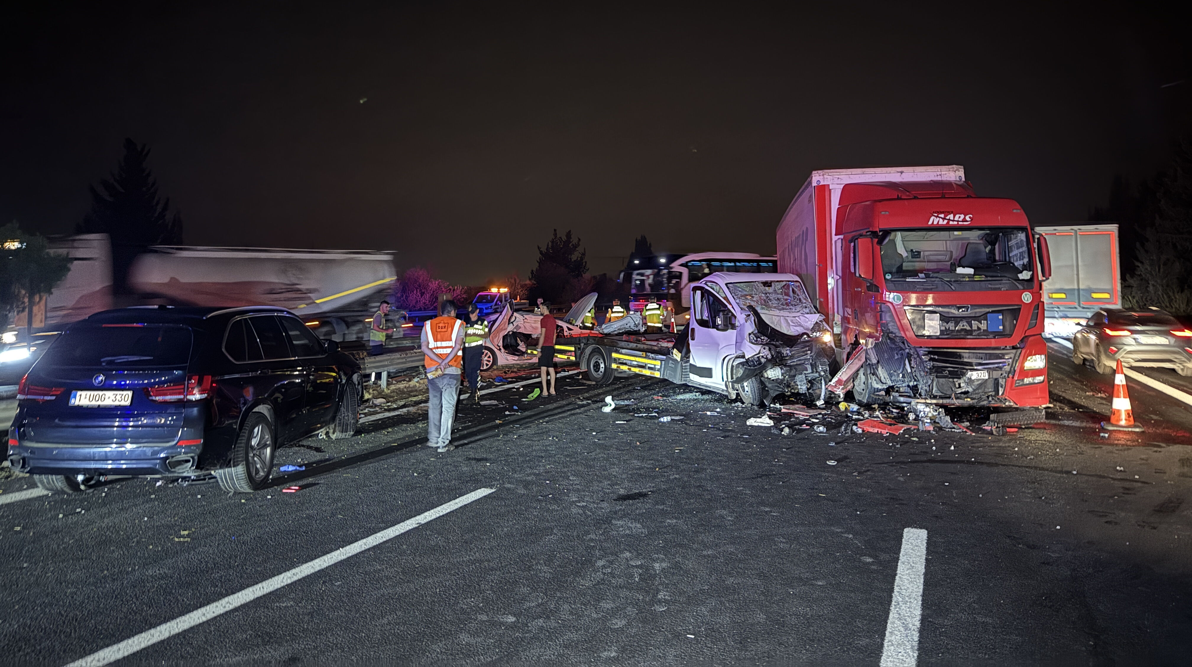 Adana'da 4 araç birbirine girdi! Çok sayıda yaralı var Adana'da 4 araç birbirine girdi! Çok sayıda yaralı var - 1. Resim